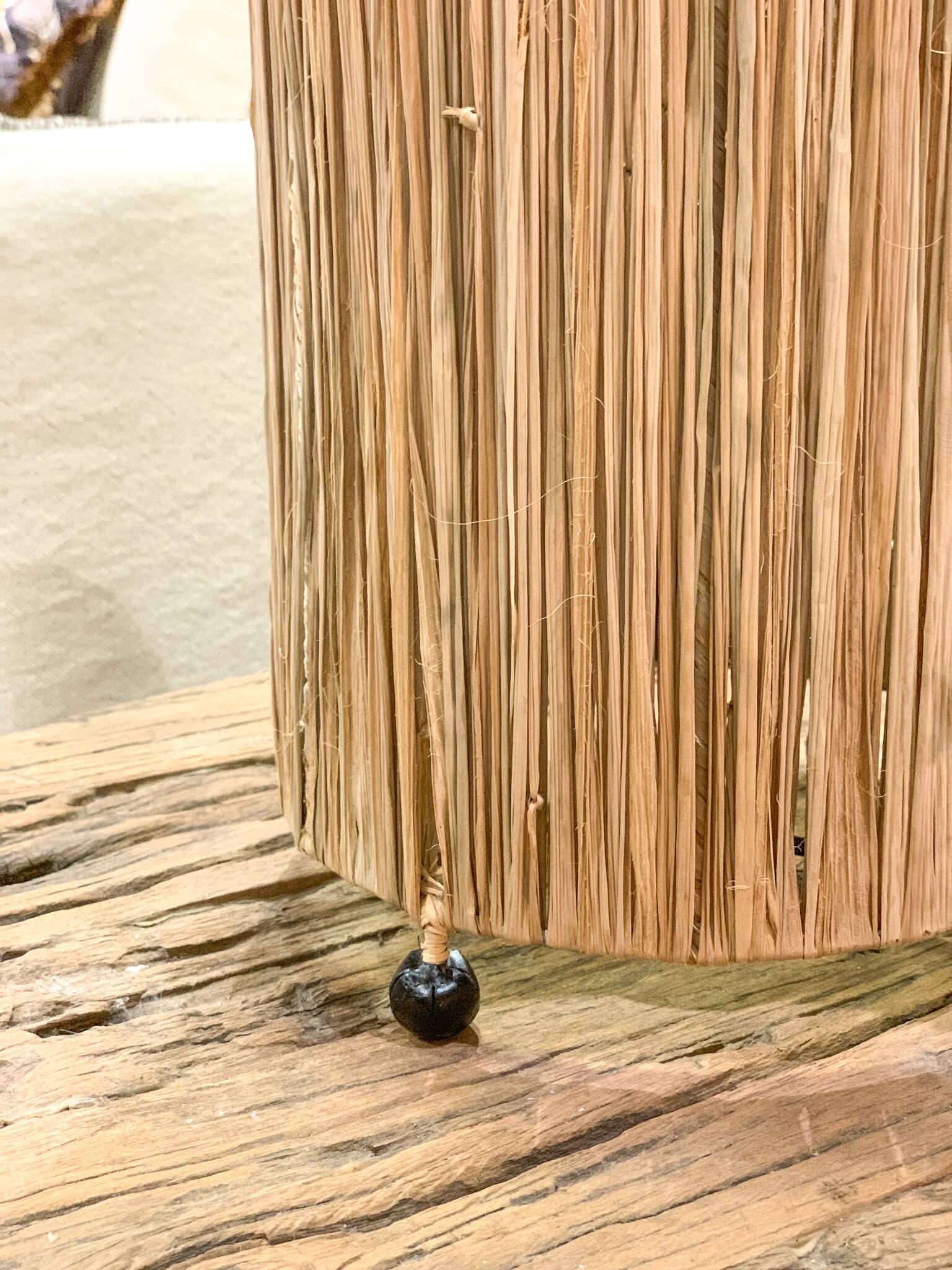 Cylindrical lamp in natural raffia