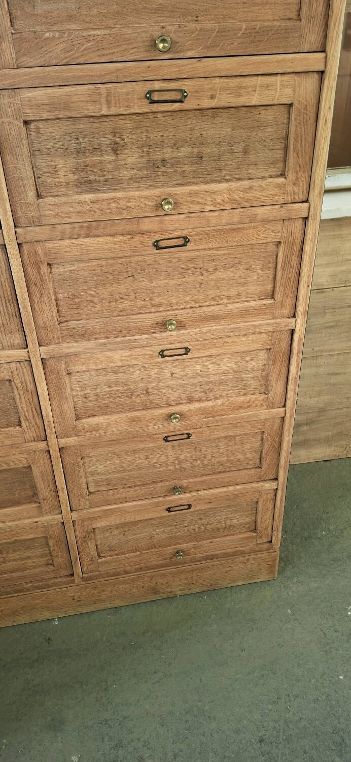 Trade cabinet with flaps