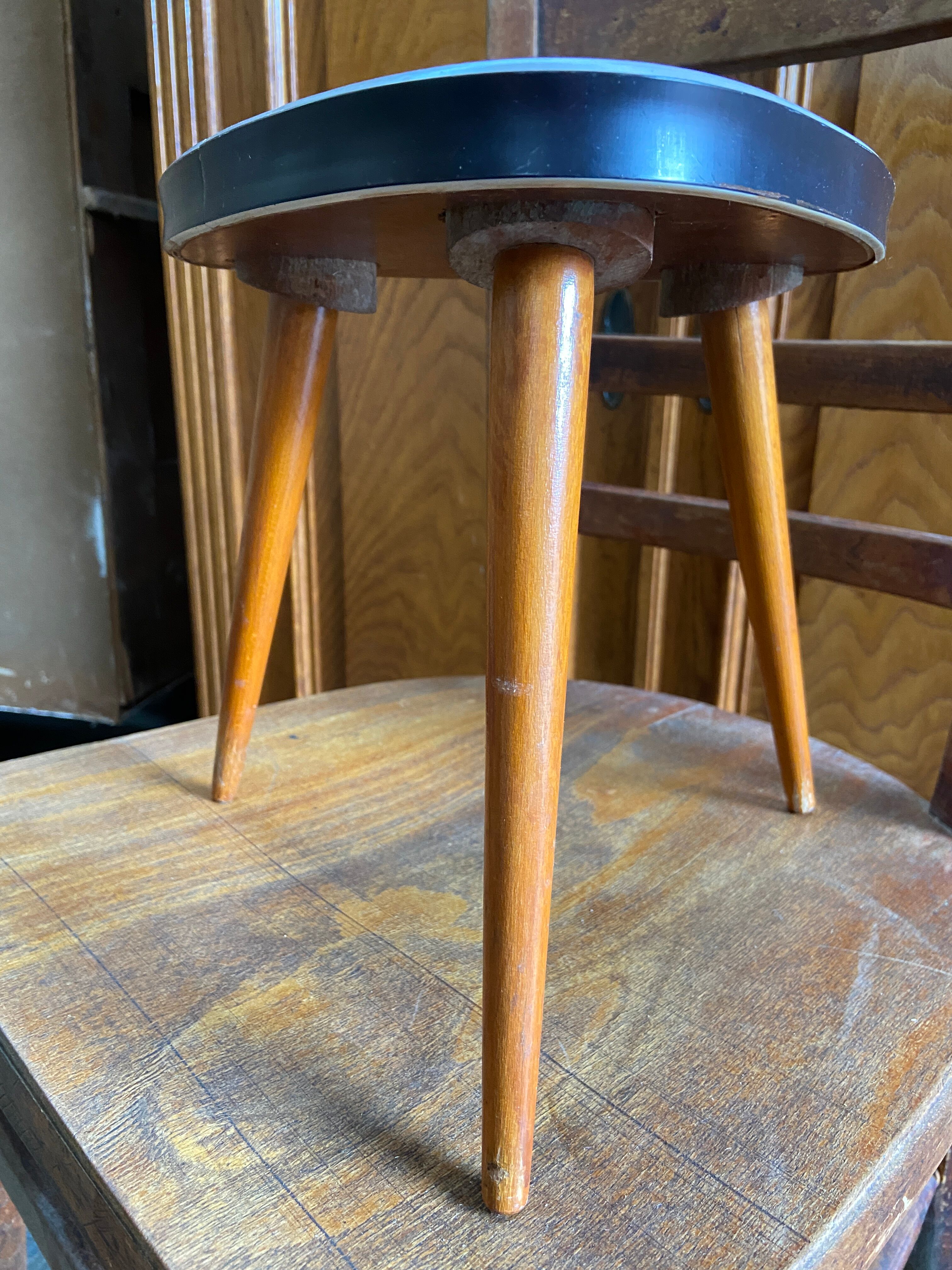 Formica small vintage coffee table tripod carries plant midcentury 50s