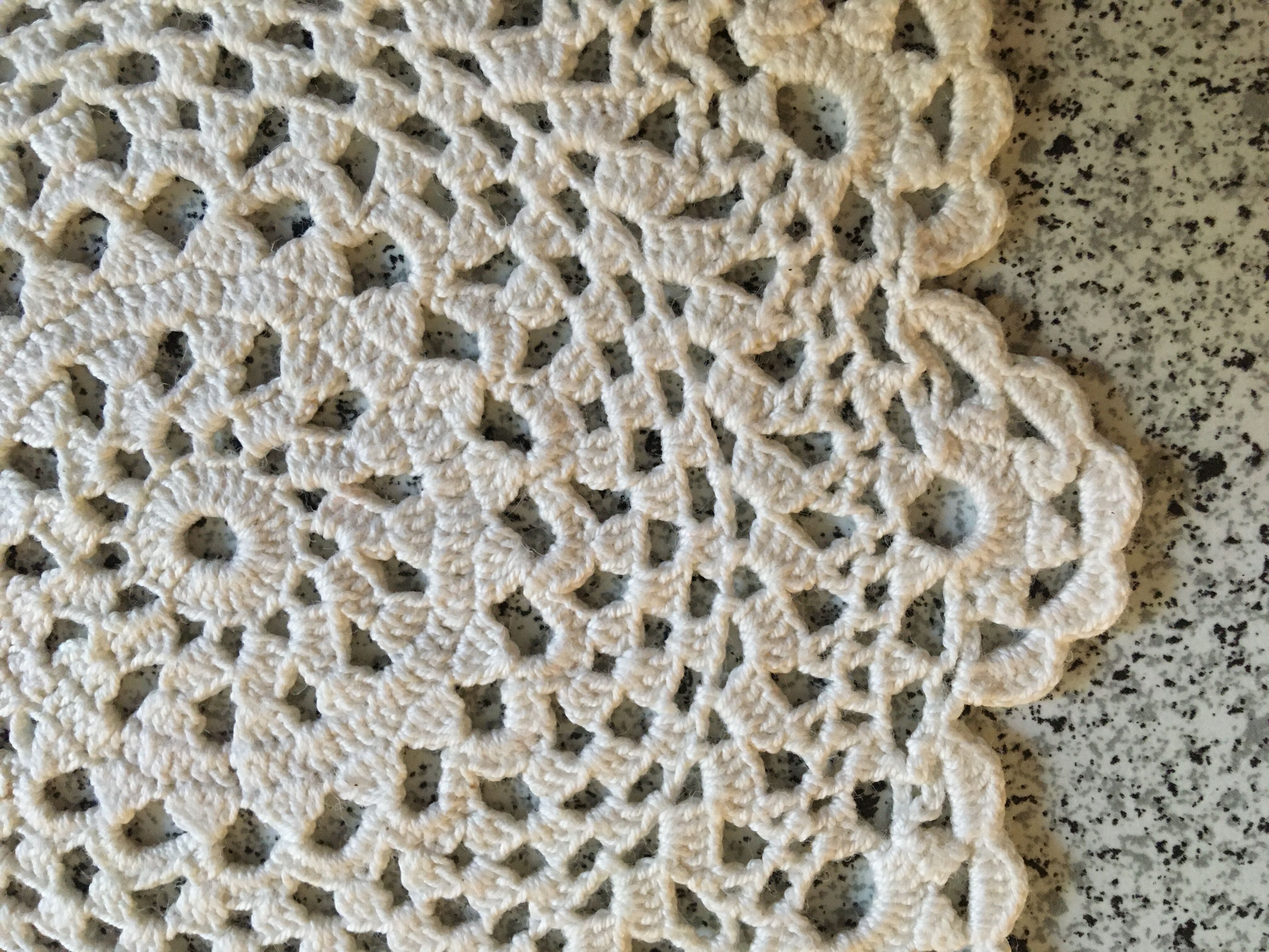 Small vintage round placemat Ø14