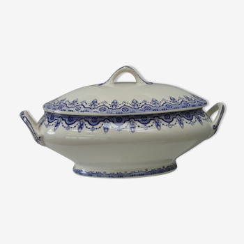 Oval vegetable dish with lid