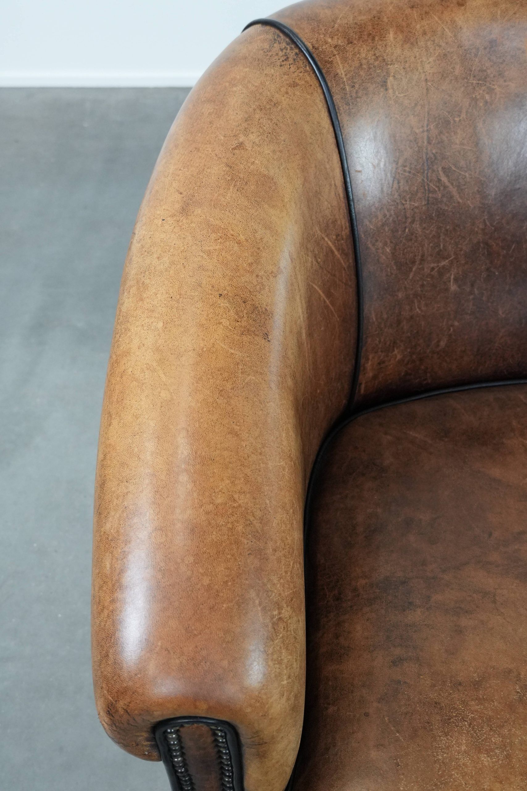 Comfortable vintage sheepskin 2.5-seater club sofa