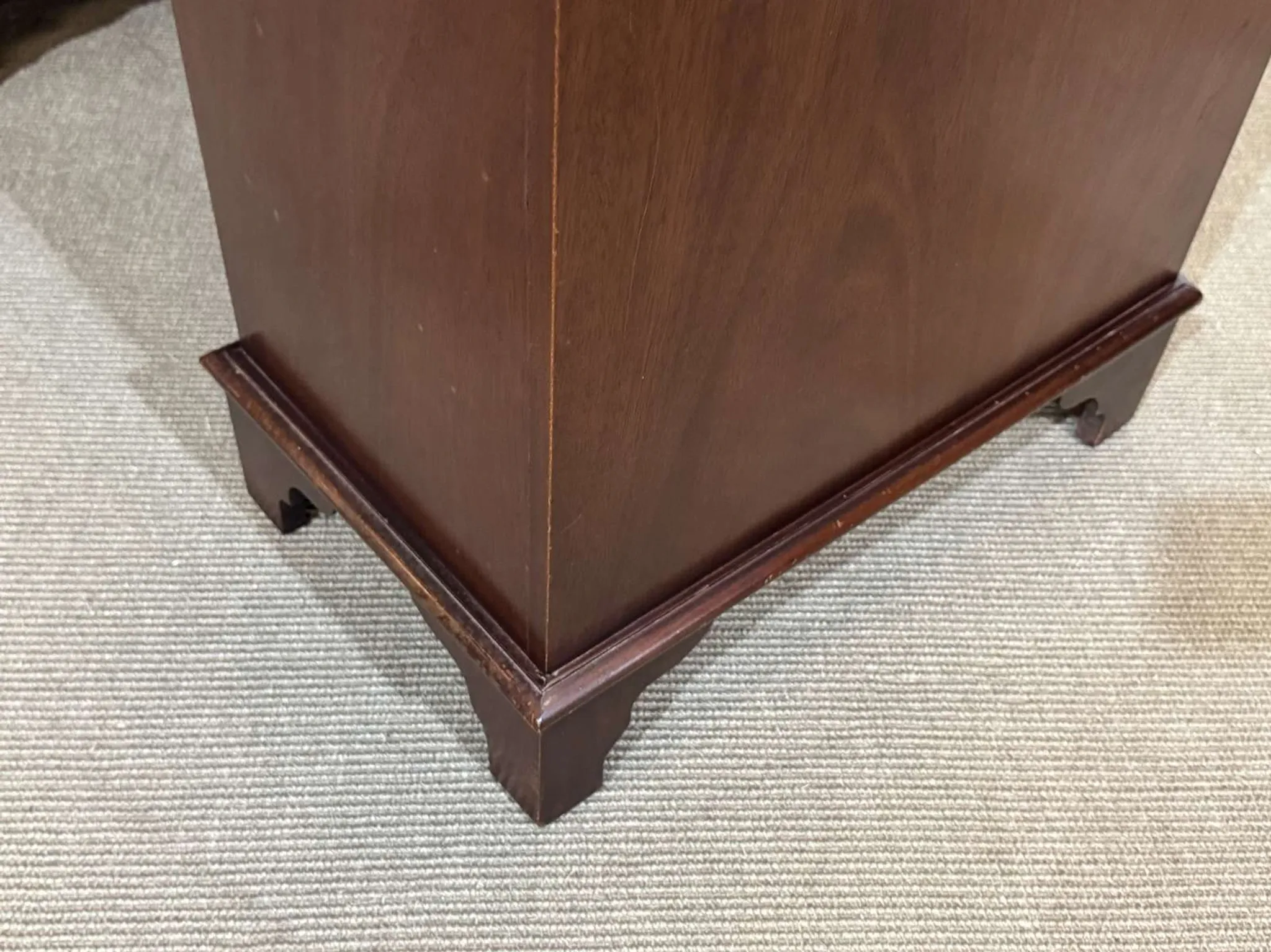 English desk with drawers from the 1950s in mahogany with a leather top.