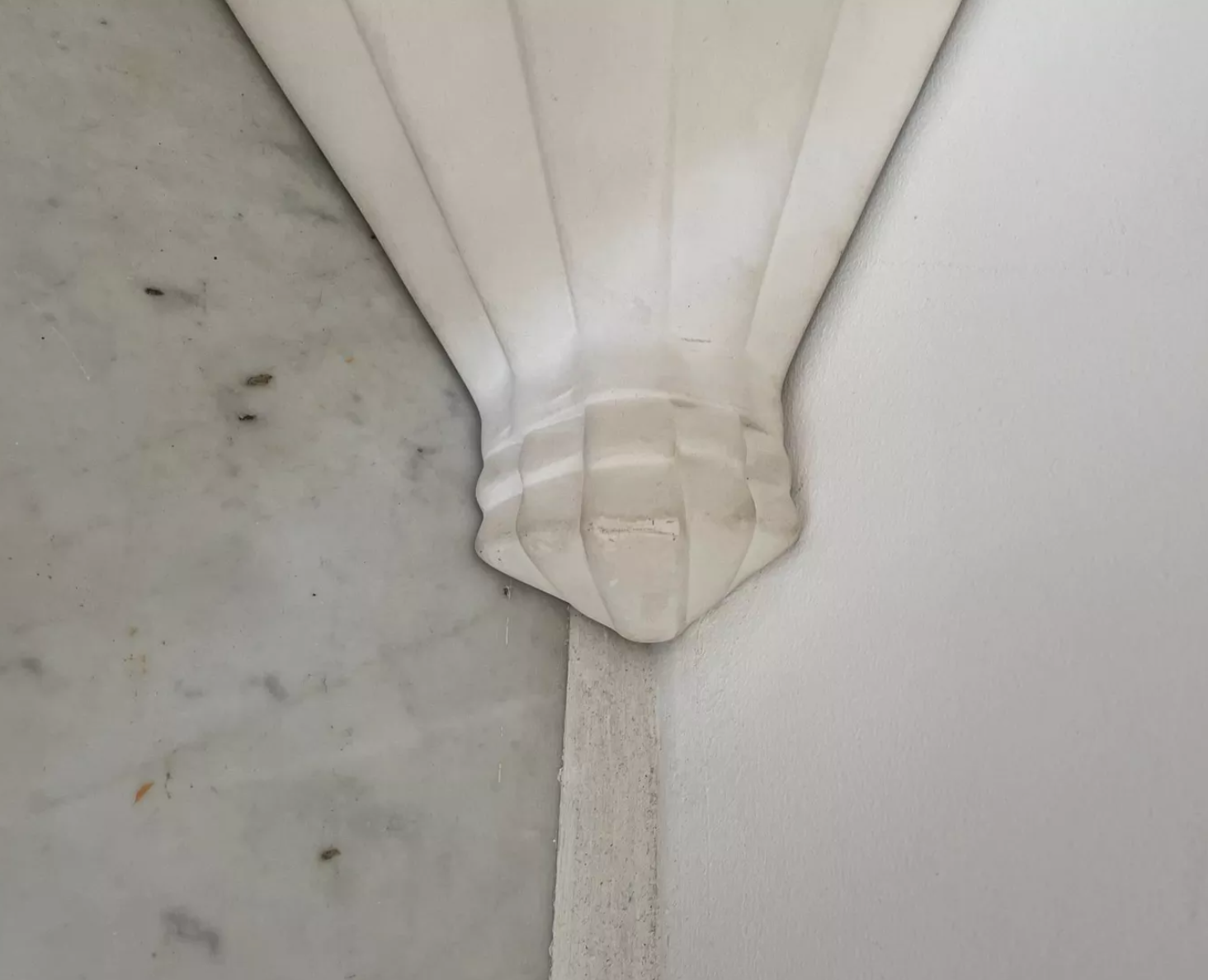 Geometric corner wall lamp in plaster, France 1980.