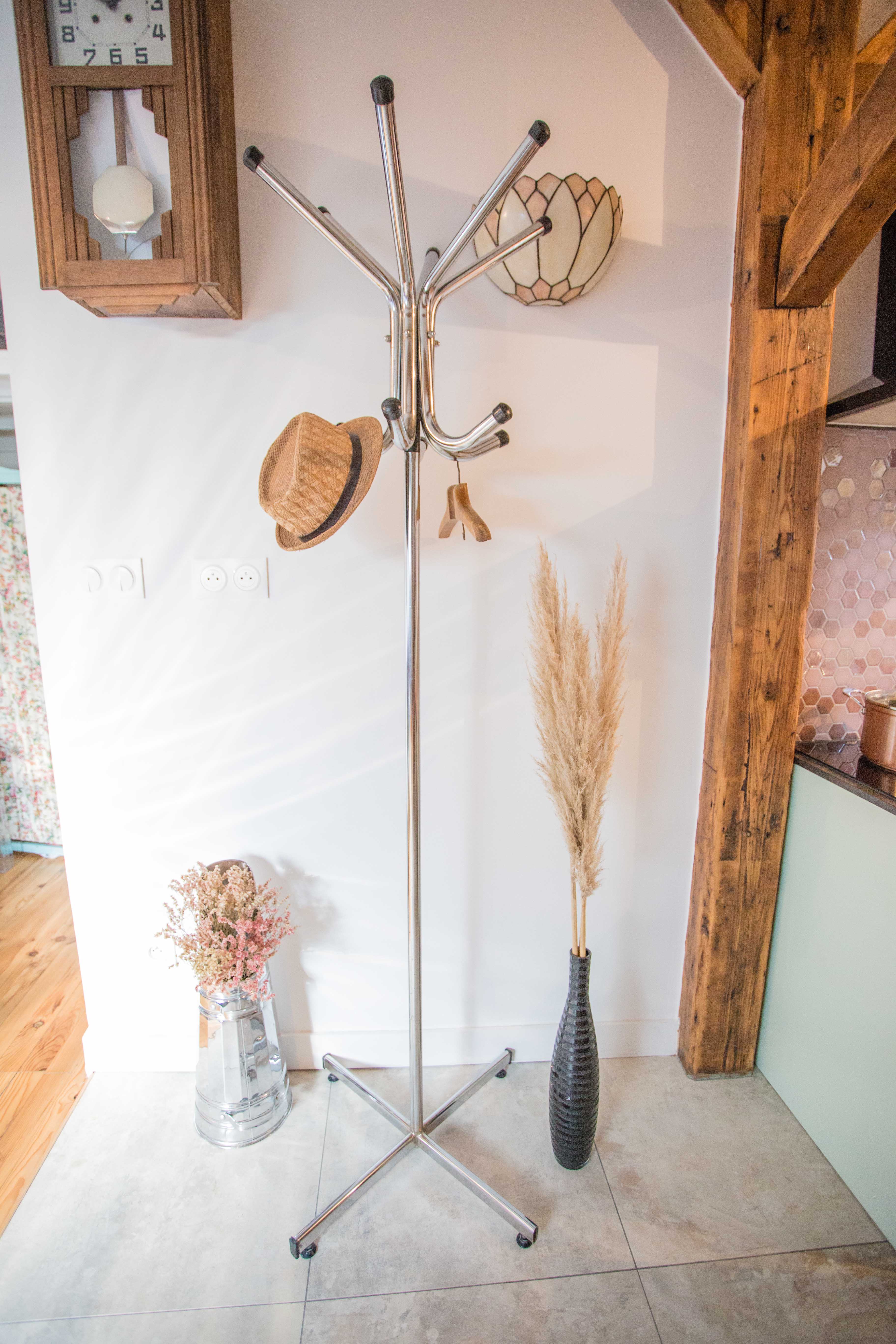 Metal parrot coat rack