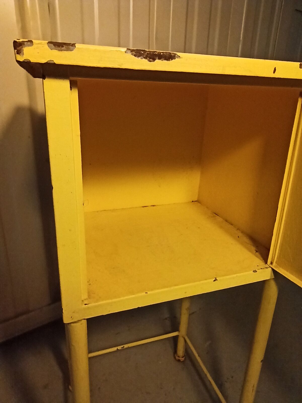 Meuble atelier métallique industriel une porte jaune