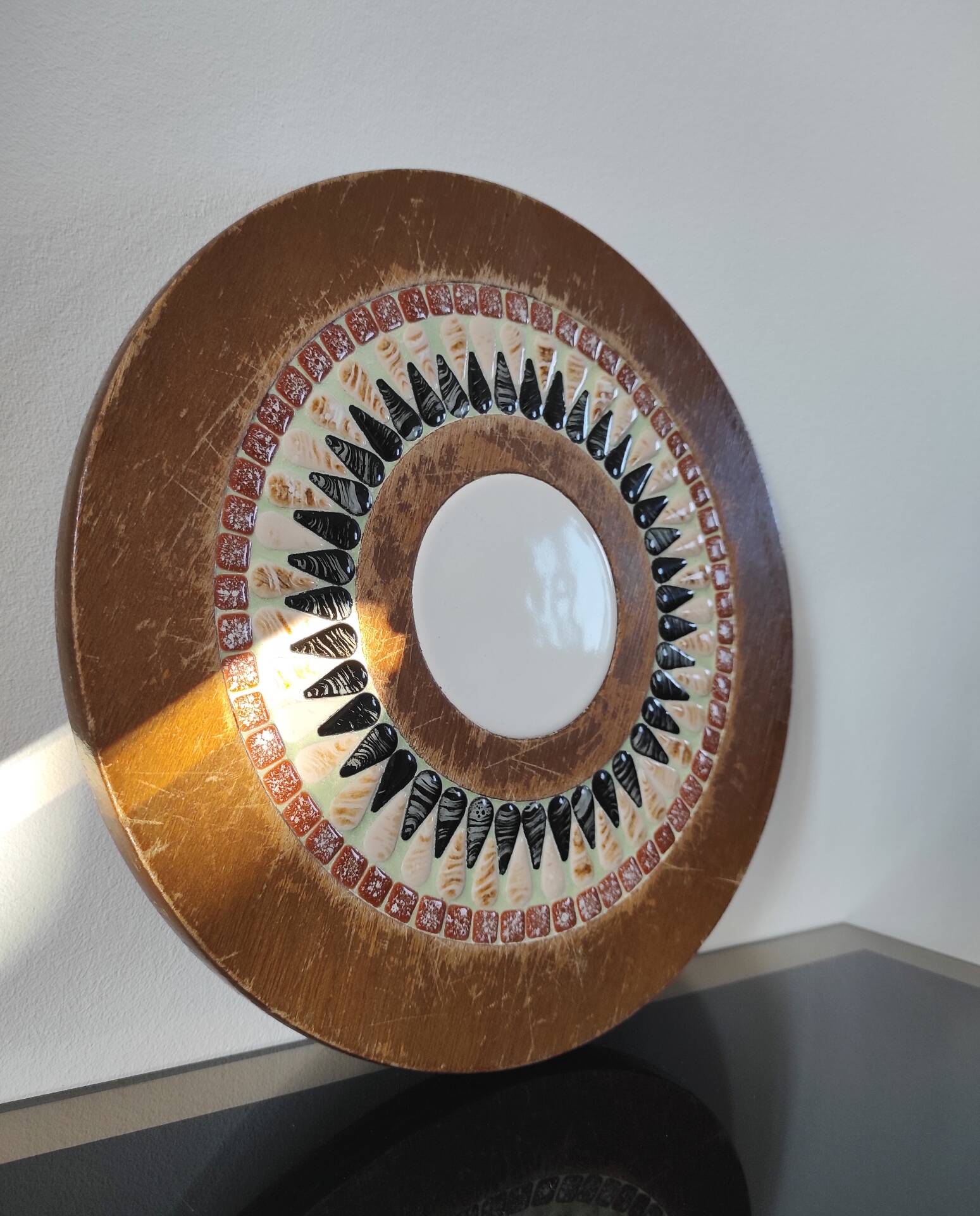 Plateau, dessous de plat brutaliste en bois et mosaïque