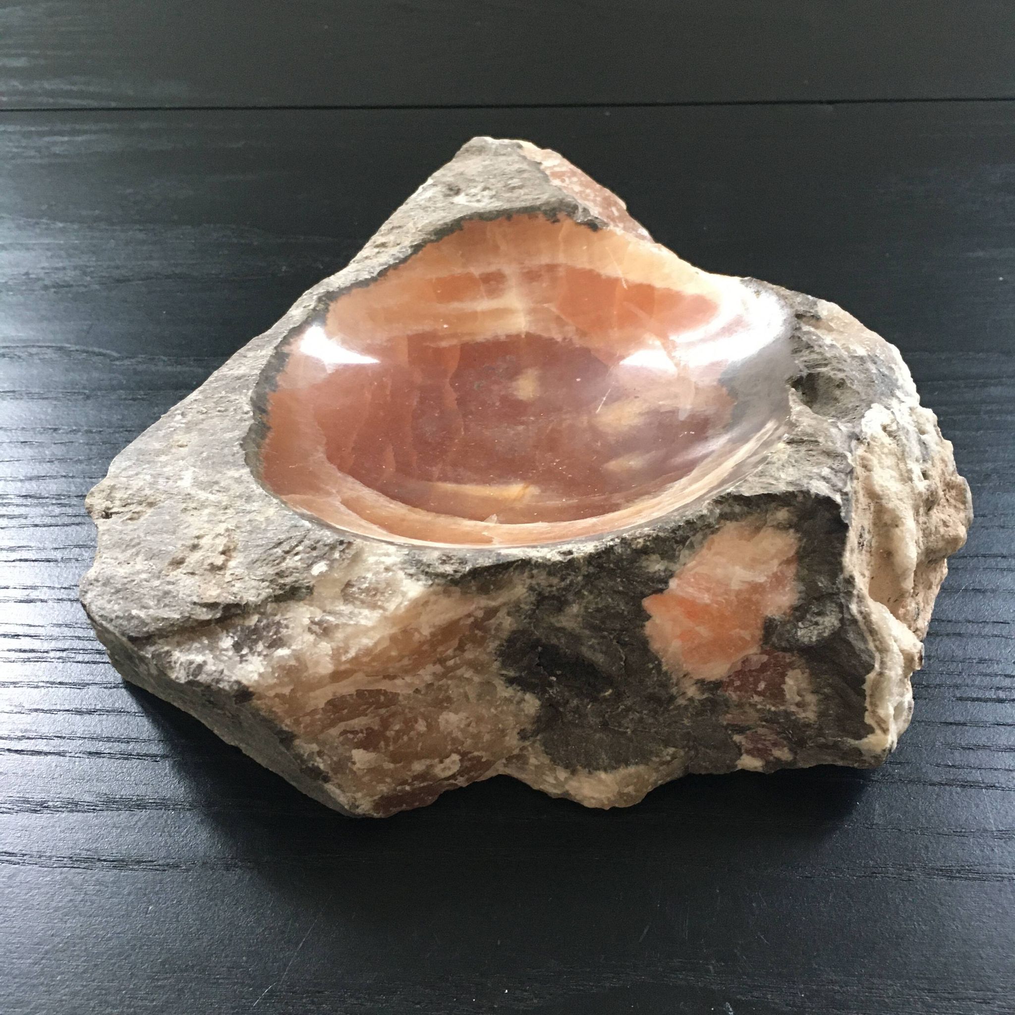 Vide poche brutaliste en onyx