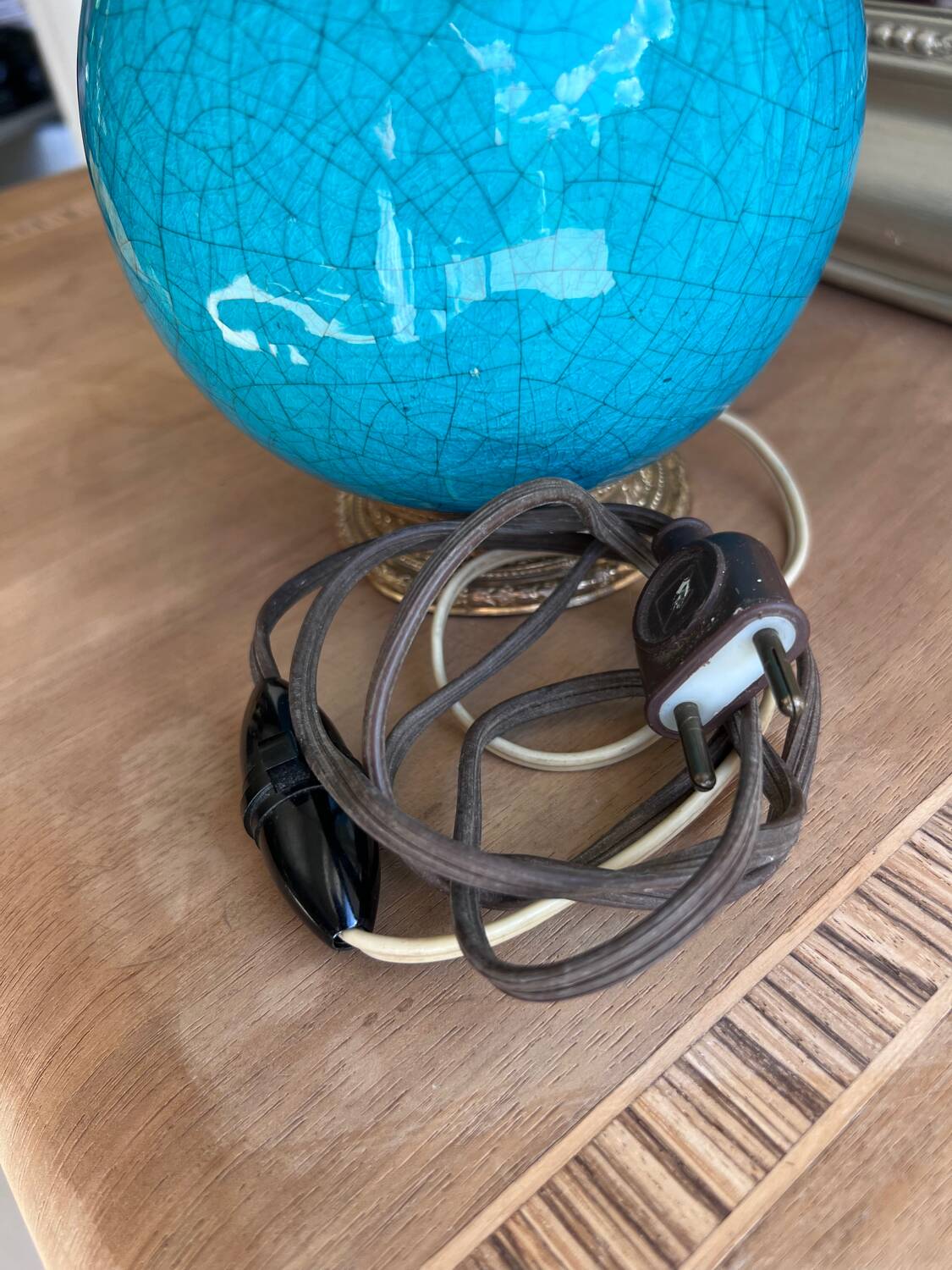 Elegant turquoise crackled ceramic ball lamp, on a br base