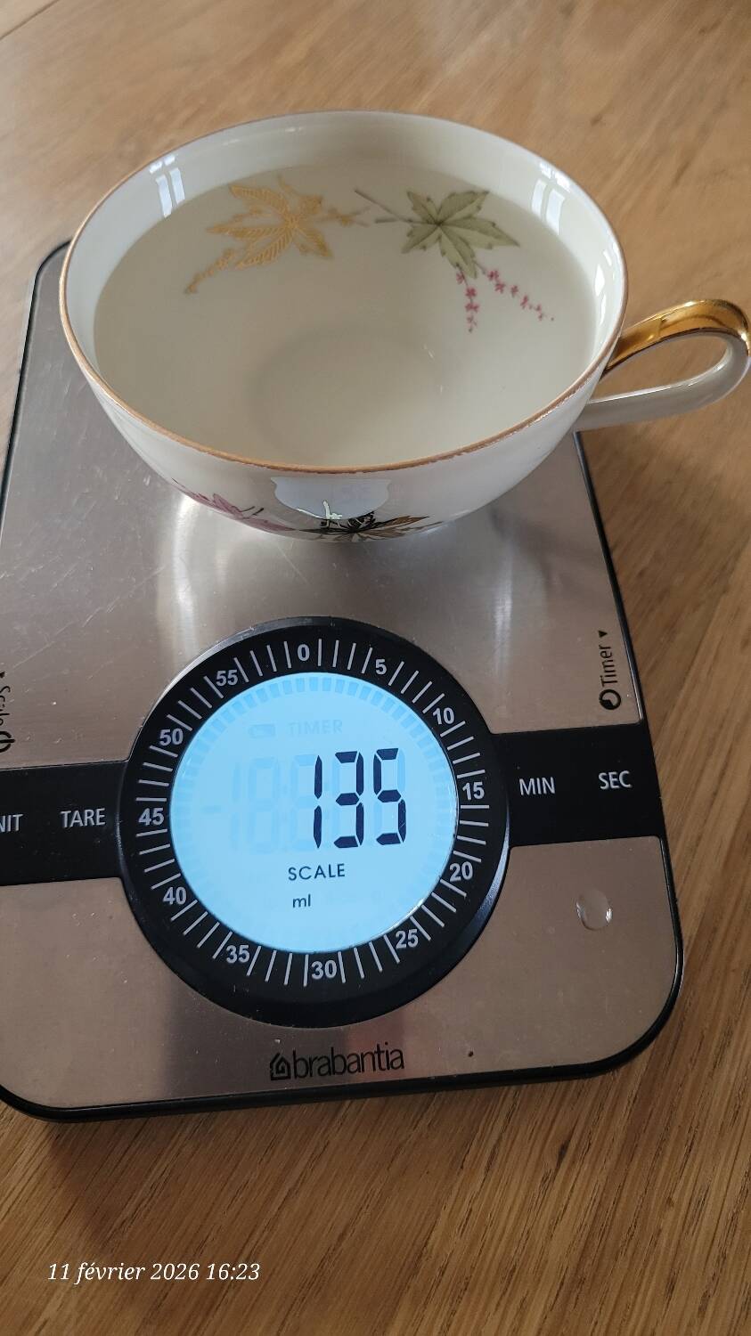 4 cups and saucers made of fine porcelain from Bavaria.