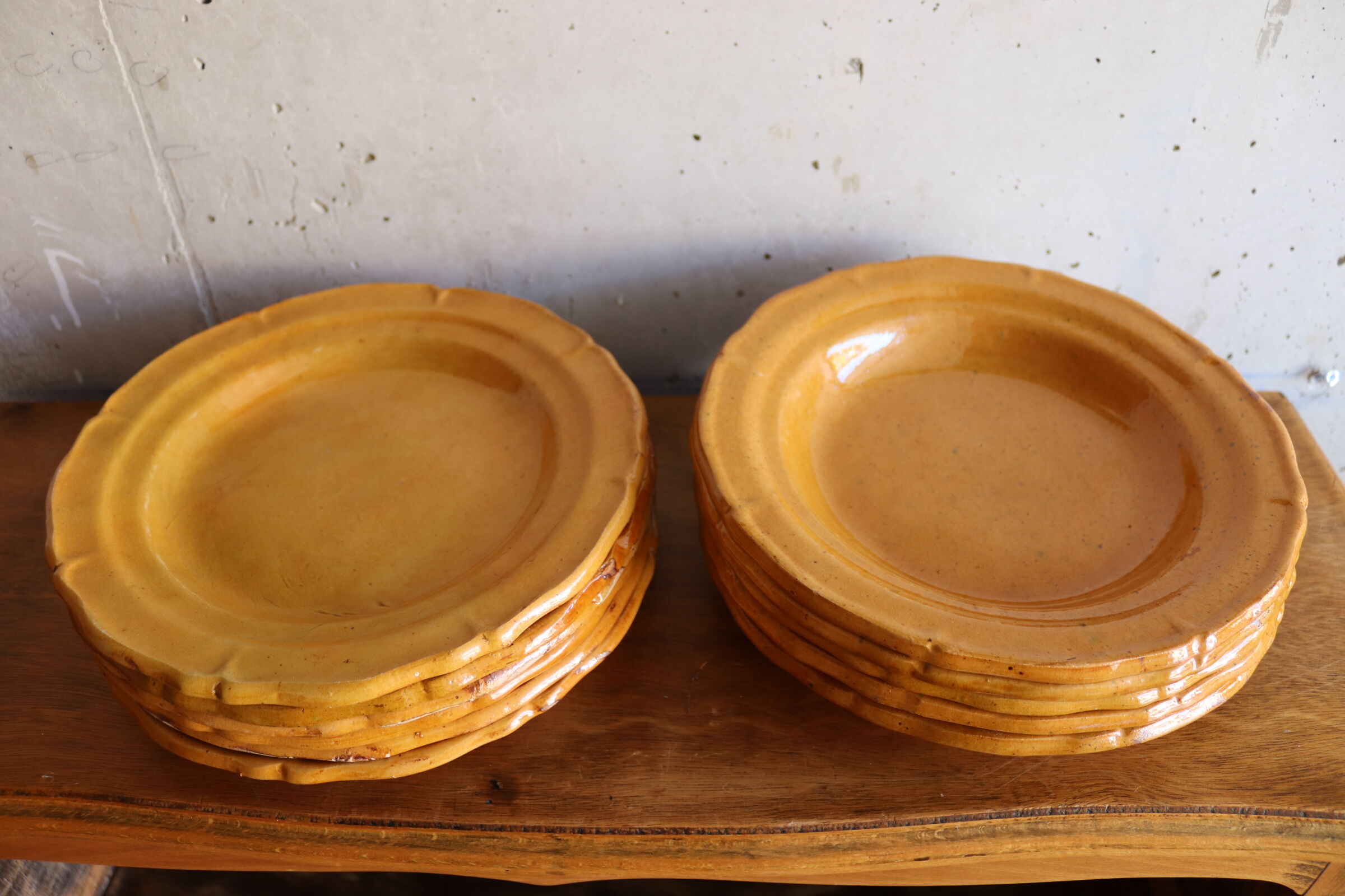 12 assiettes anciennes ravel aubagne jaune en terre cuite