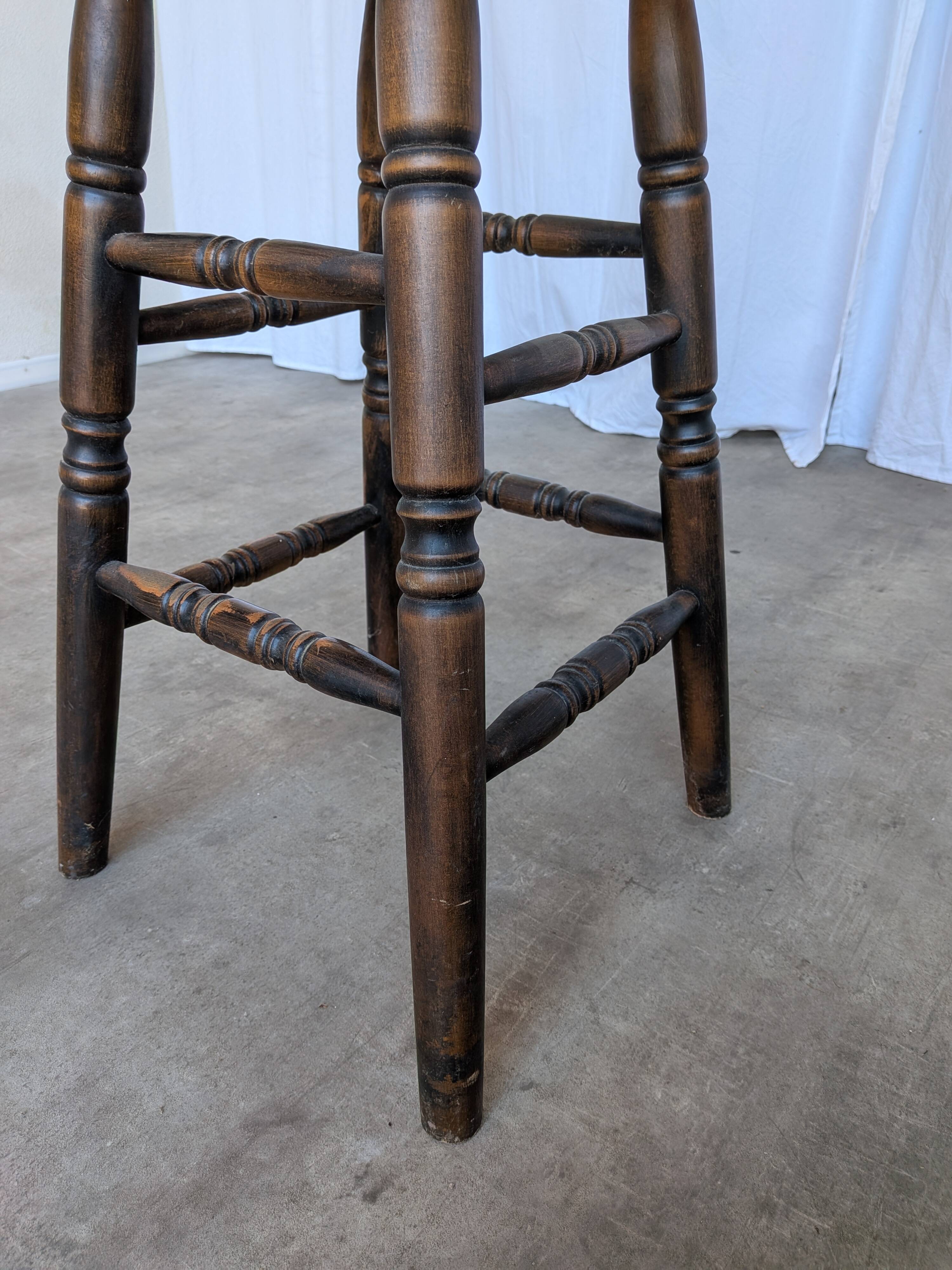 Chaise de bar en bois sculpté vintage : tabouret haut de ferme des années 1970