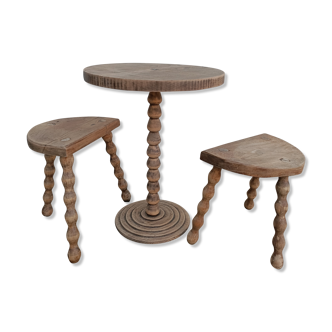 Peestal table and 2 tripod stools