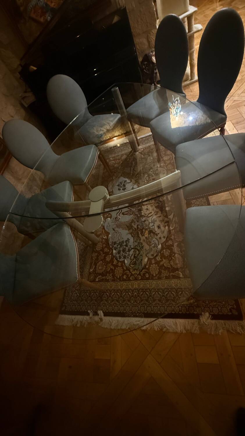 Table ghibli en verre avec 8 chaises parisiennes pieds sabrés roche bobois