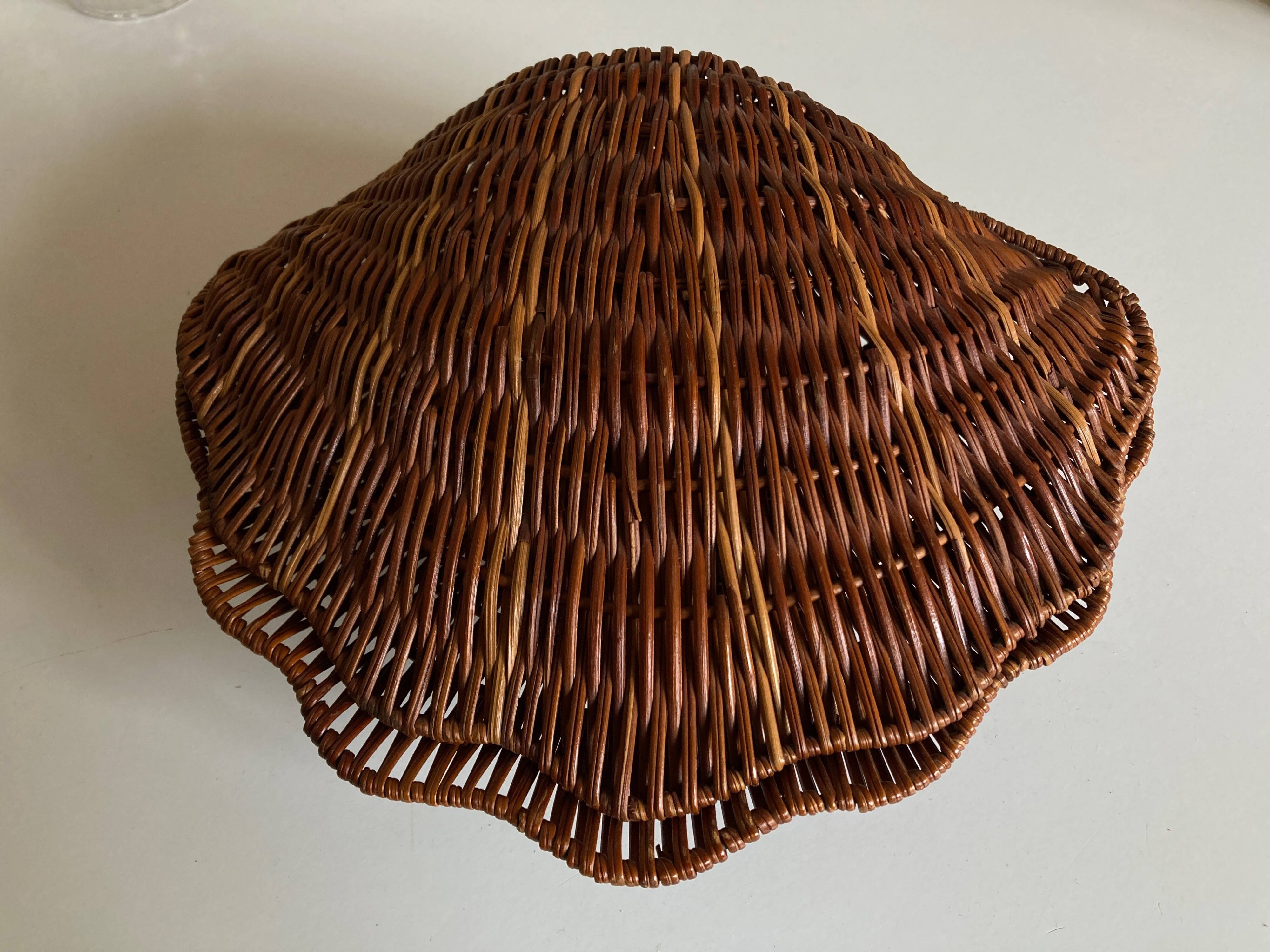 Empty corrugated shell pocket in wicker basket makers