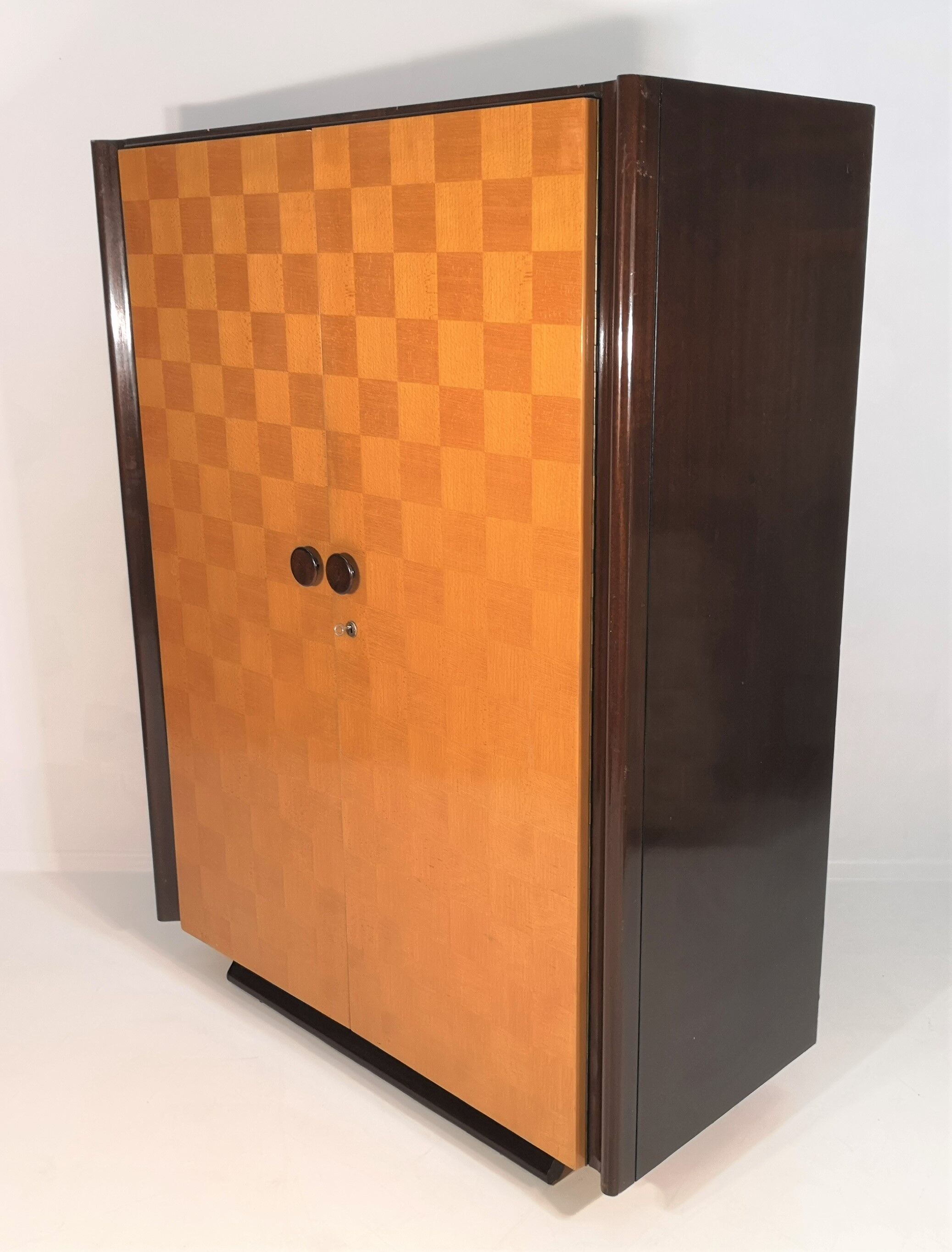 Armoire de Jindřich Halabala pour UP Závody, années 1950