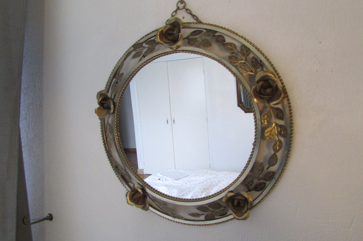 Round gilded metal mirror, crown of roses