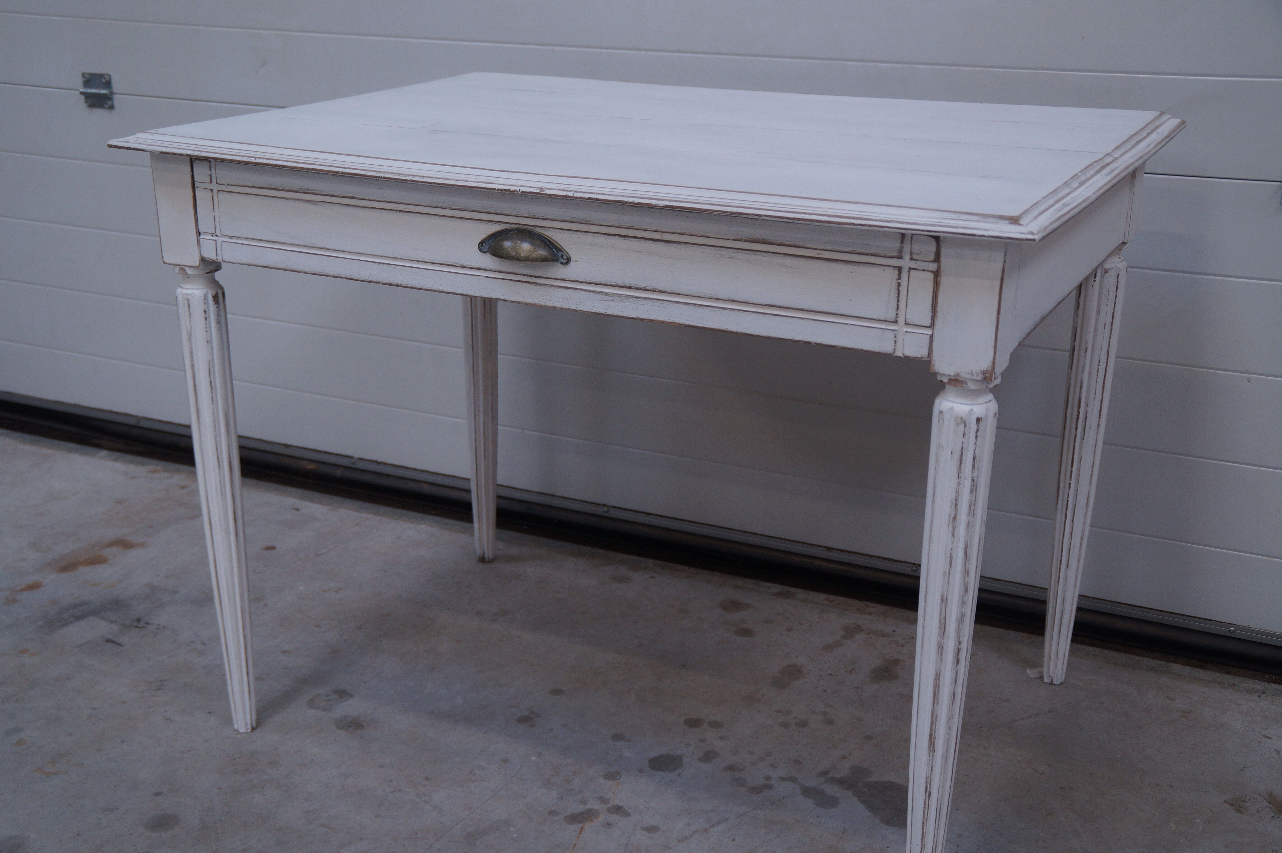 Bureau de style Louis XVI patiné