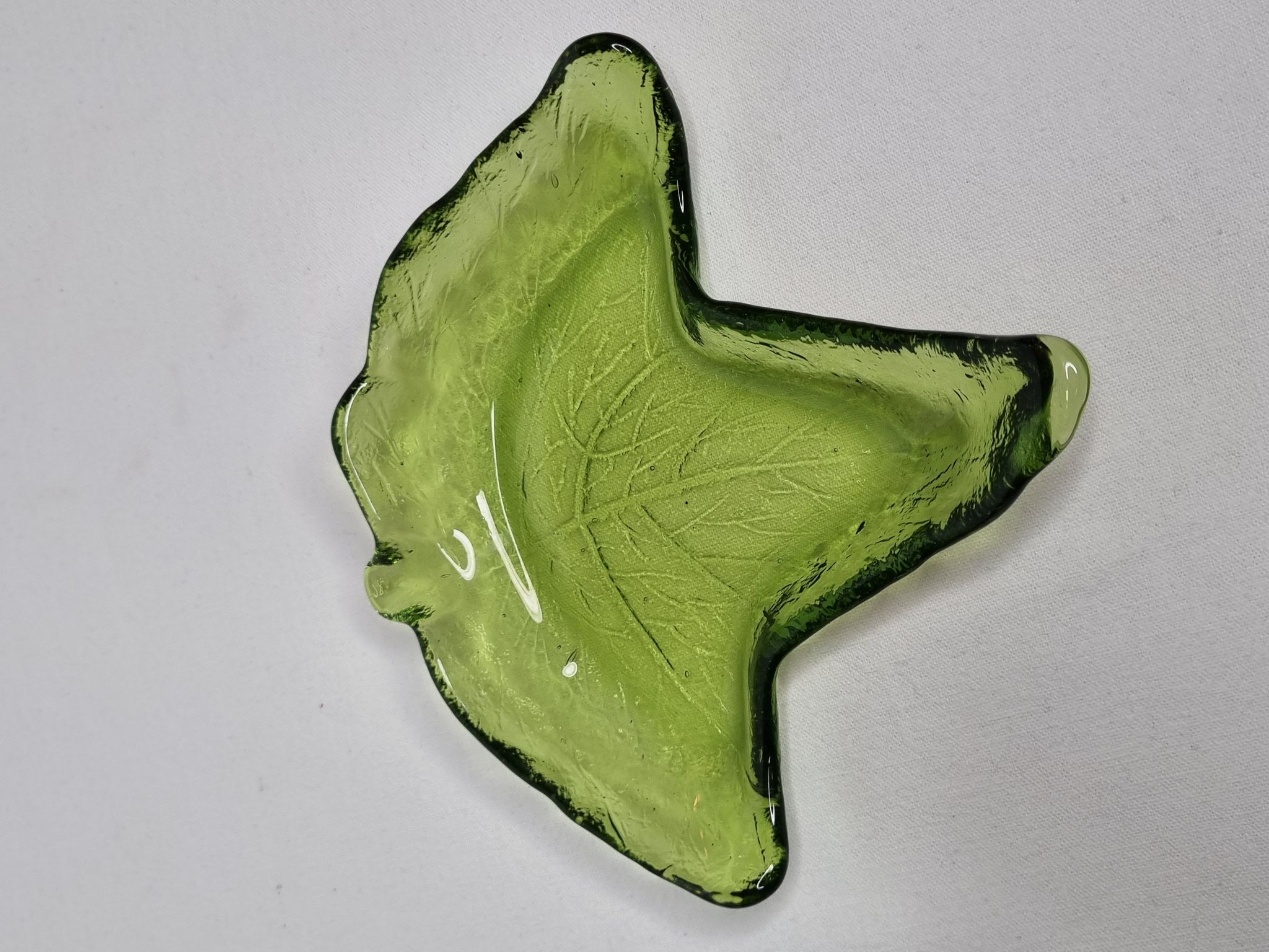 Deux vide poches en verre pressé en forme de feuilles de lierre, 17 cm