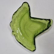 Deux vide poches en verre pressé en forme de feuilles de lierre, 17 cm