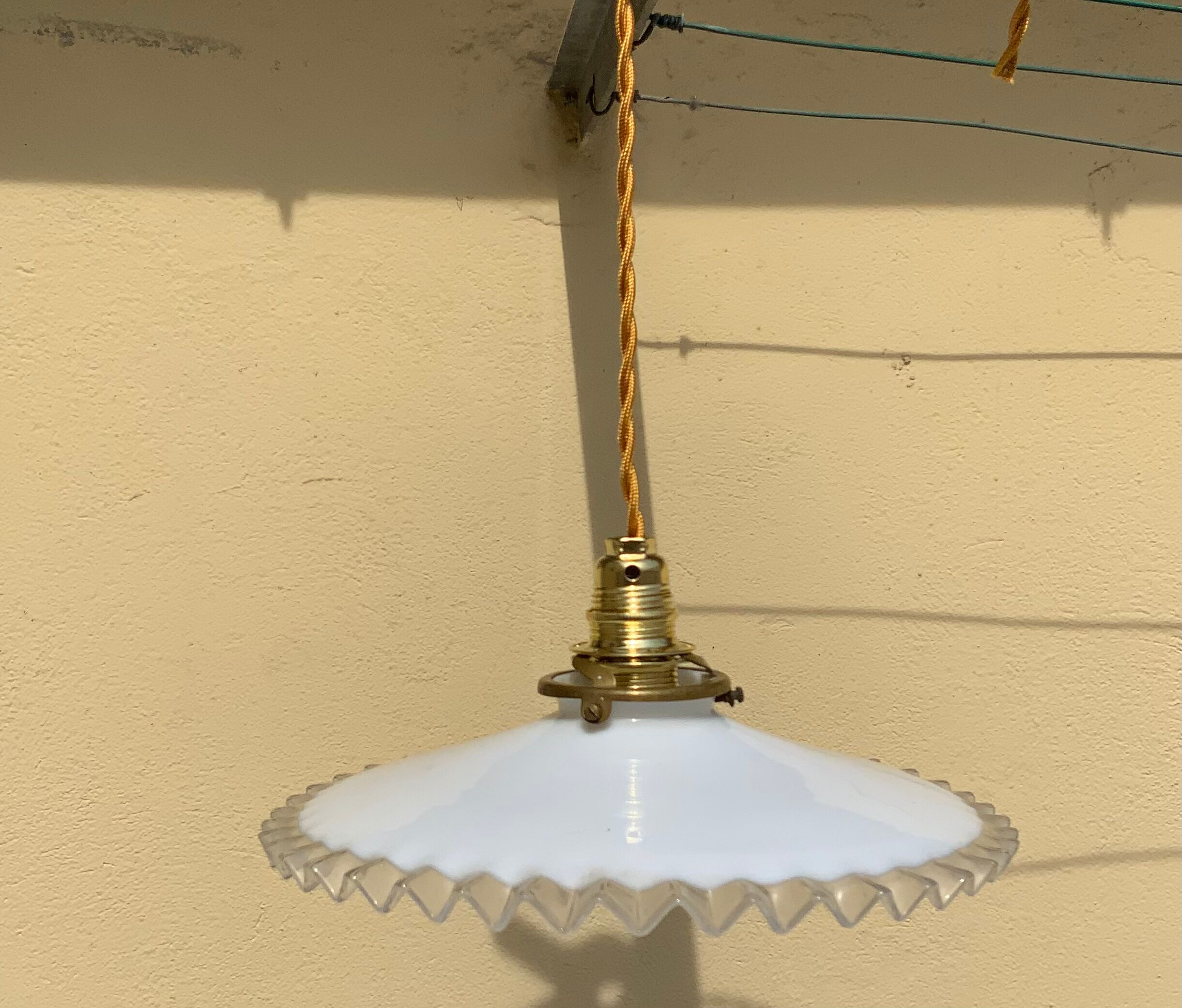Suspension vintage en verre opaline forme mouchoir plissé diamètre 24 cm griffe laiton