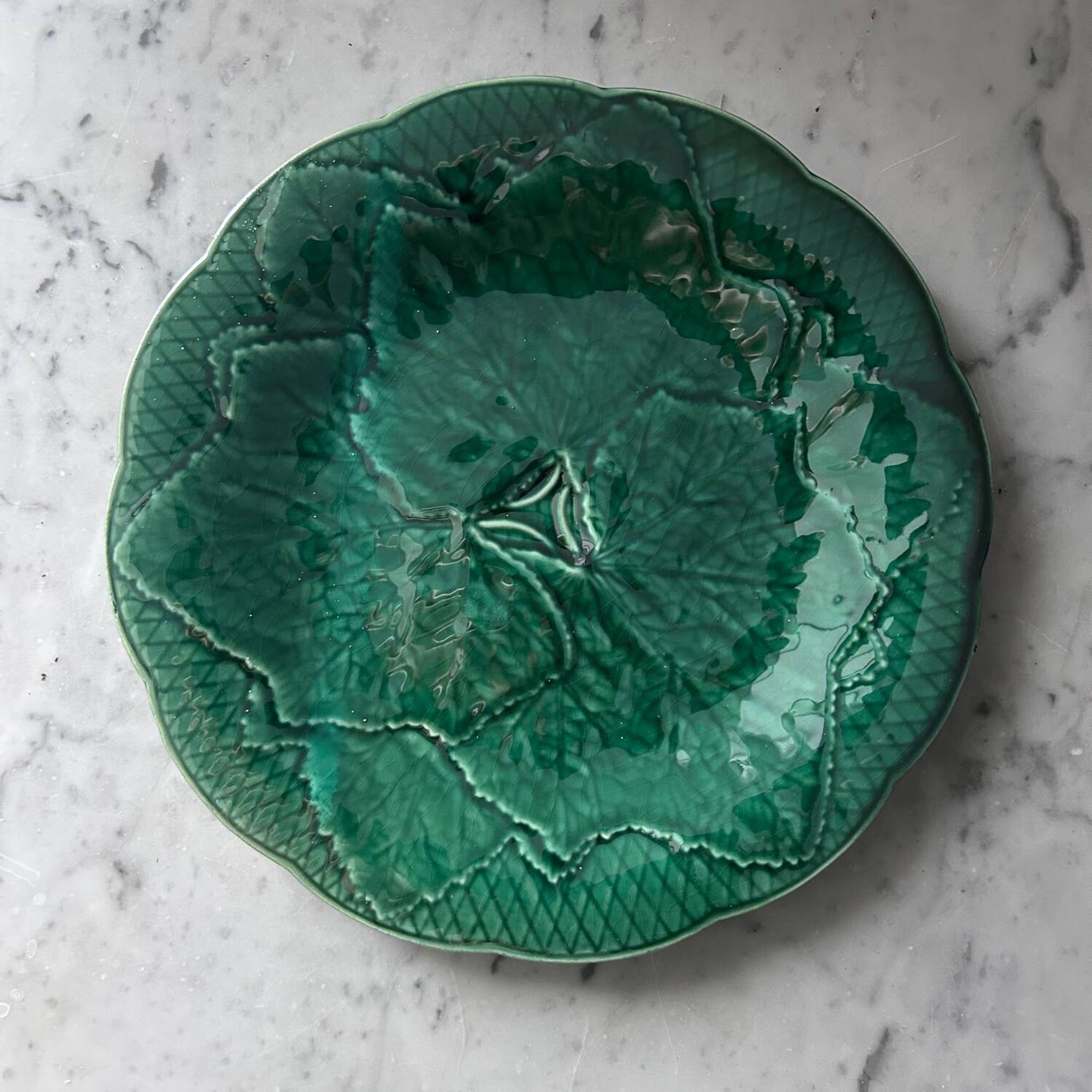 Dish in slipware with vine leaves
