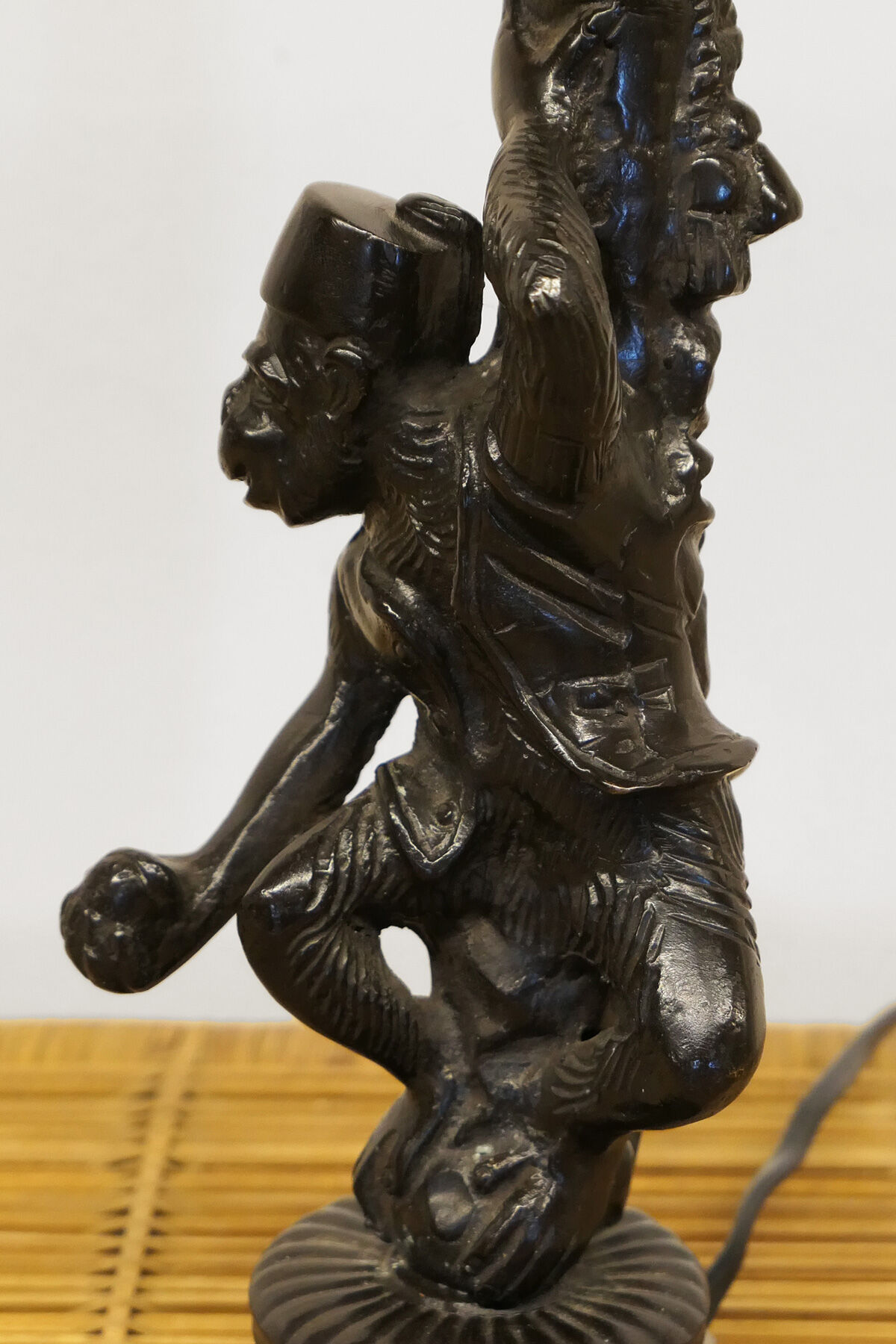 Lamp monkey learned juggler in patinated bronze