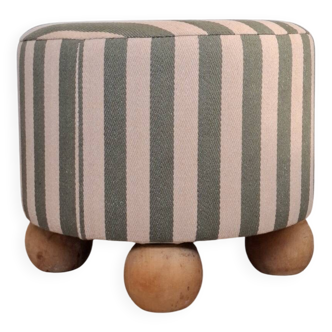 Pouf with ball feet