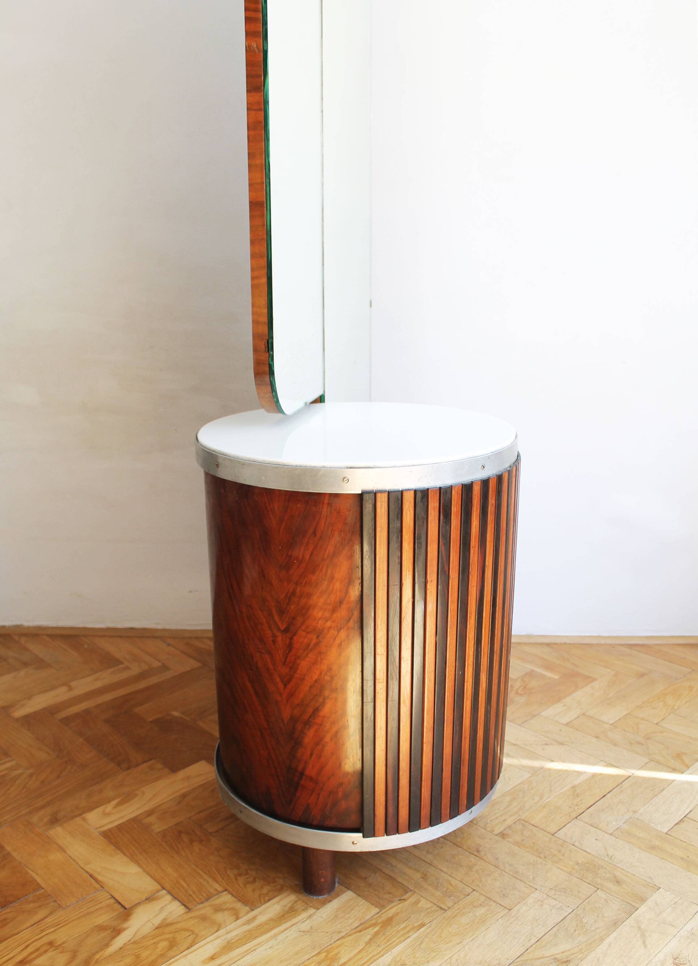 Coiffeuse des années 1930 par UP Brno