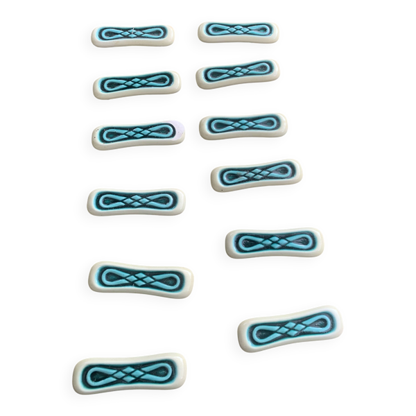 Lot de 12 portes couteaux en céramique émaillée verte et beige, barbotine,