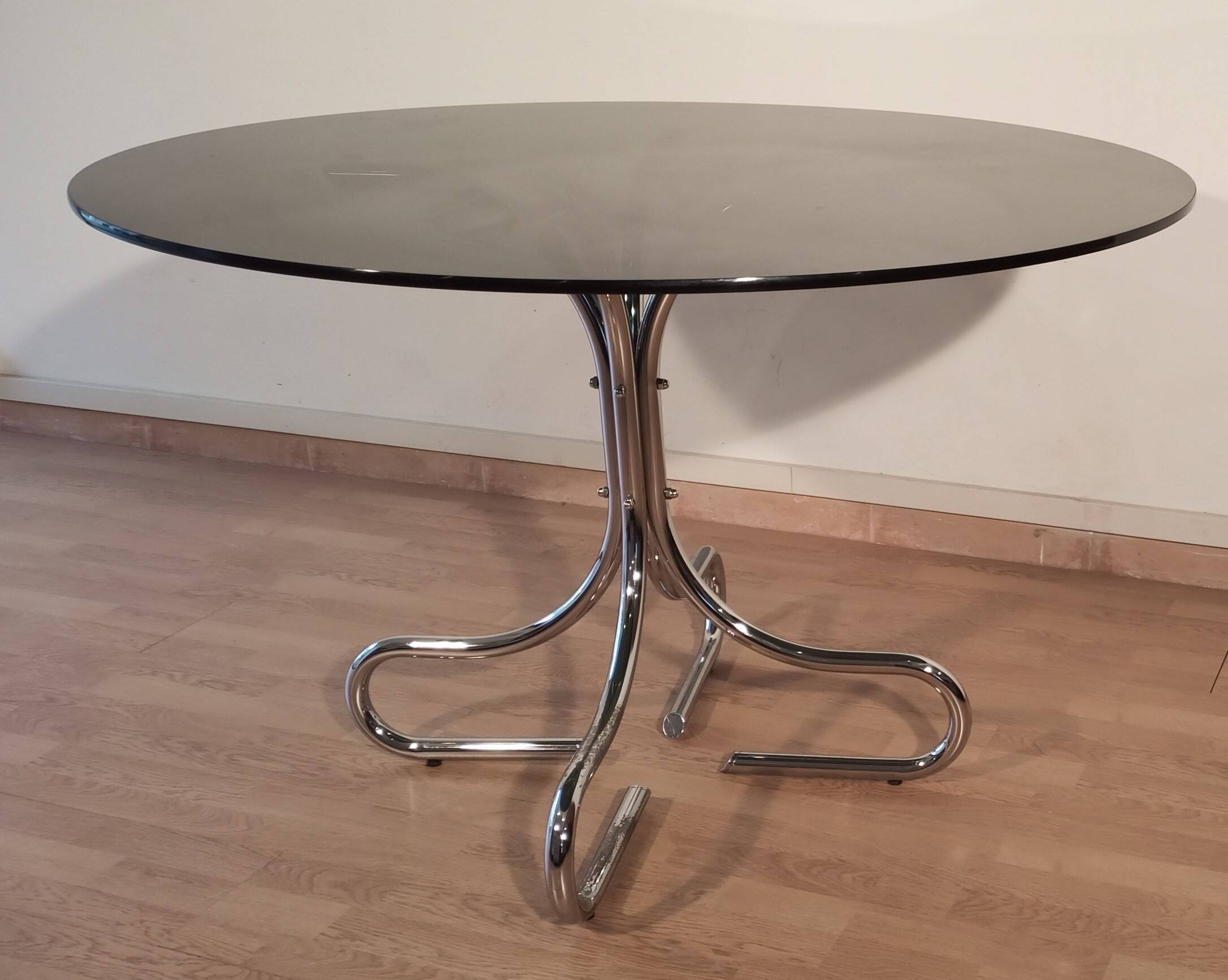 Table basse italienne du milieu du siècle en chrome et acier avec plateau rond en verre fumé, années 1960