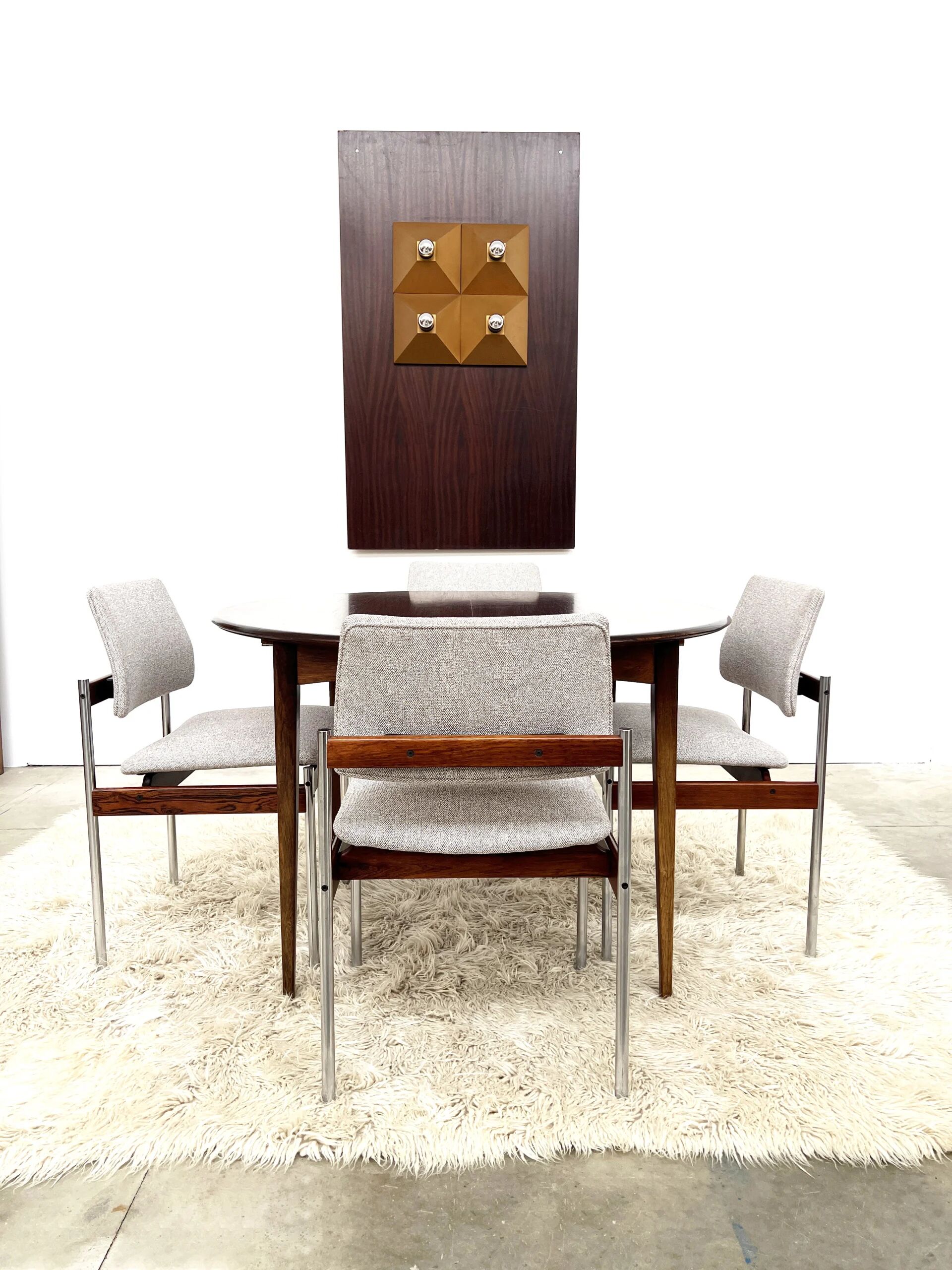 Danish round dining table in rosewood – 1950s design with butterfly extension.