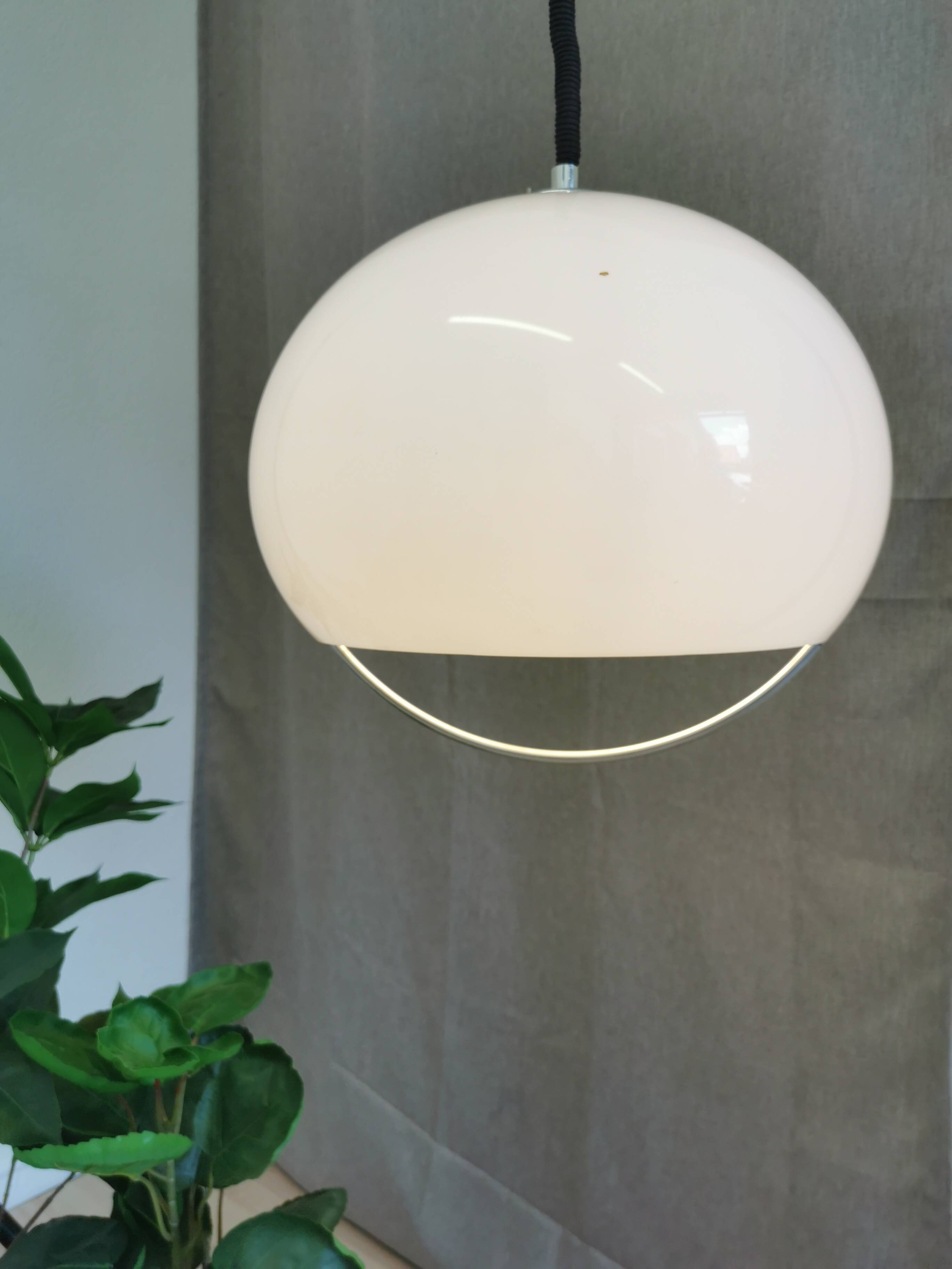 Suspension Meblo blanche vintage : luminaires italiens des années 1970, inspirés de l'ère spatiale.