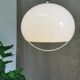 Suspension Meblo blanche vintage : luminaires italiens des années 1970, inspirés de l'ère spatiale.