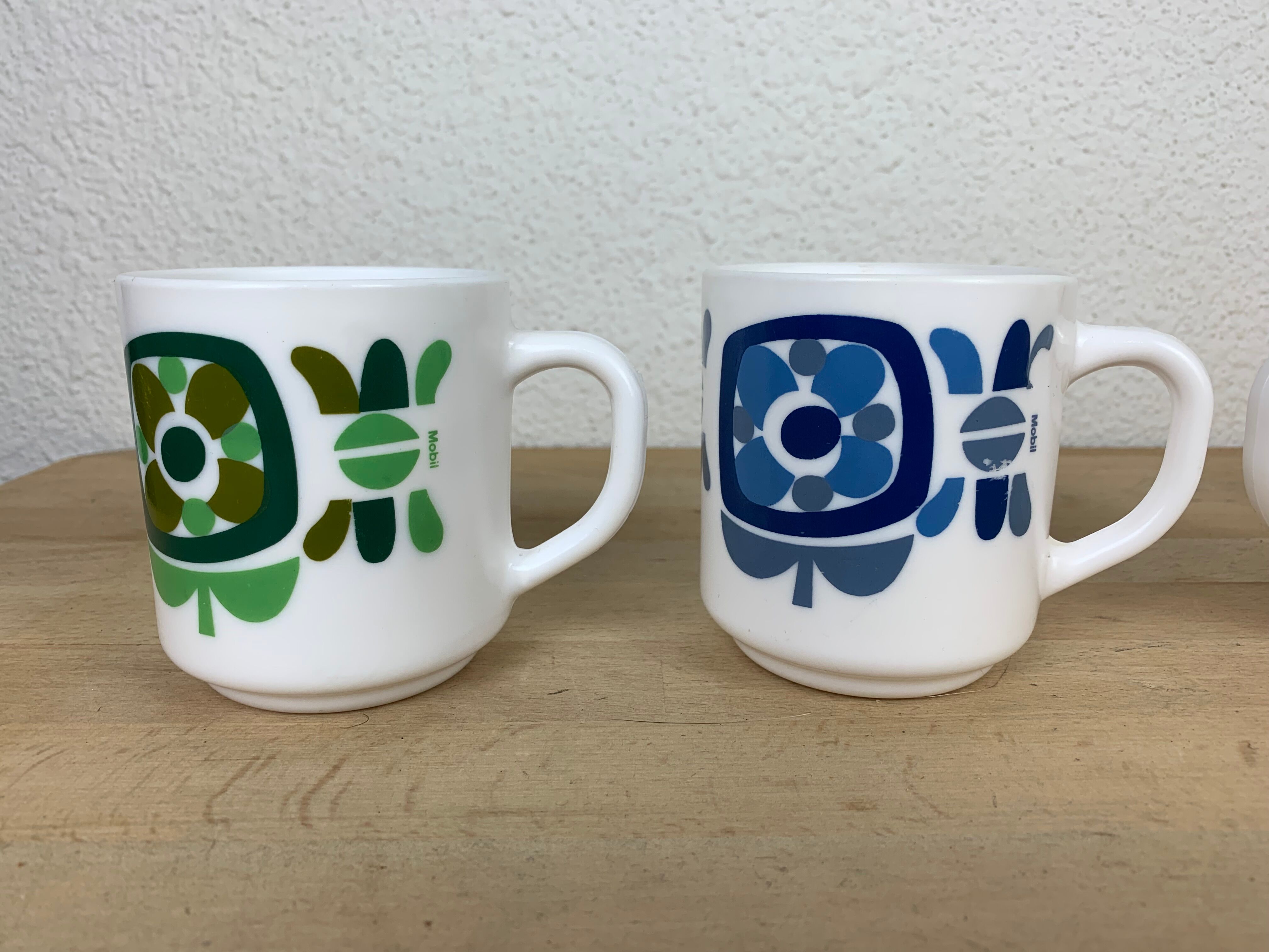 4 vintage Mobil mugs