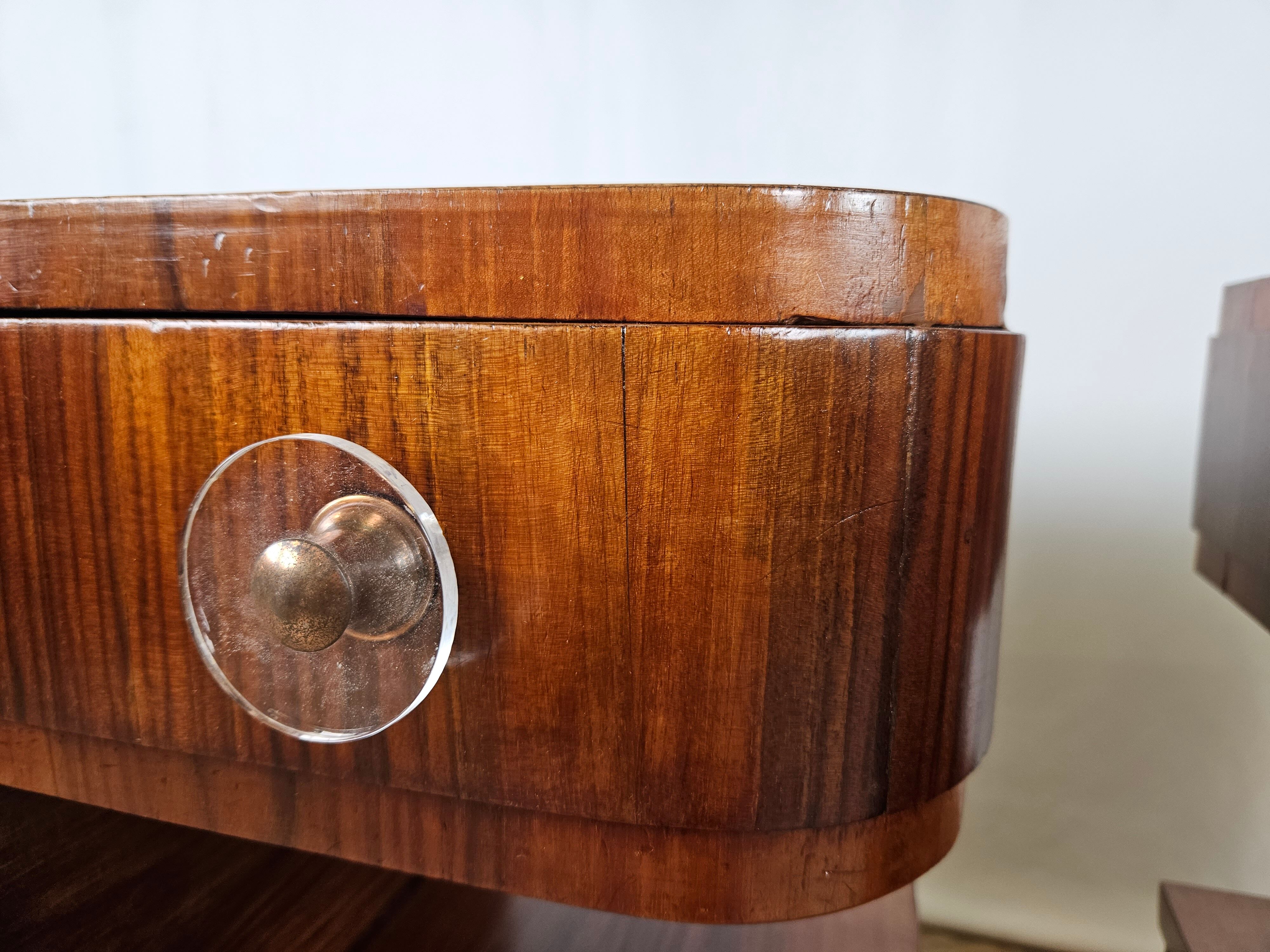 Pair of Art Decò bedside tables in walnut and thuja