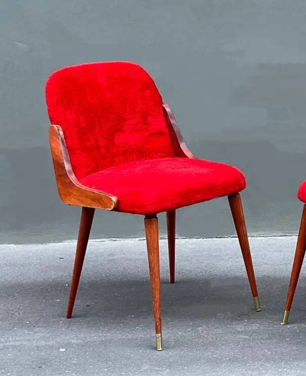 chaise années 60 en fausse fourrure et bois vernis