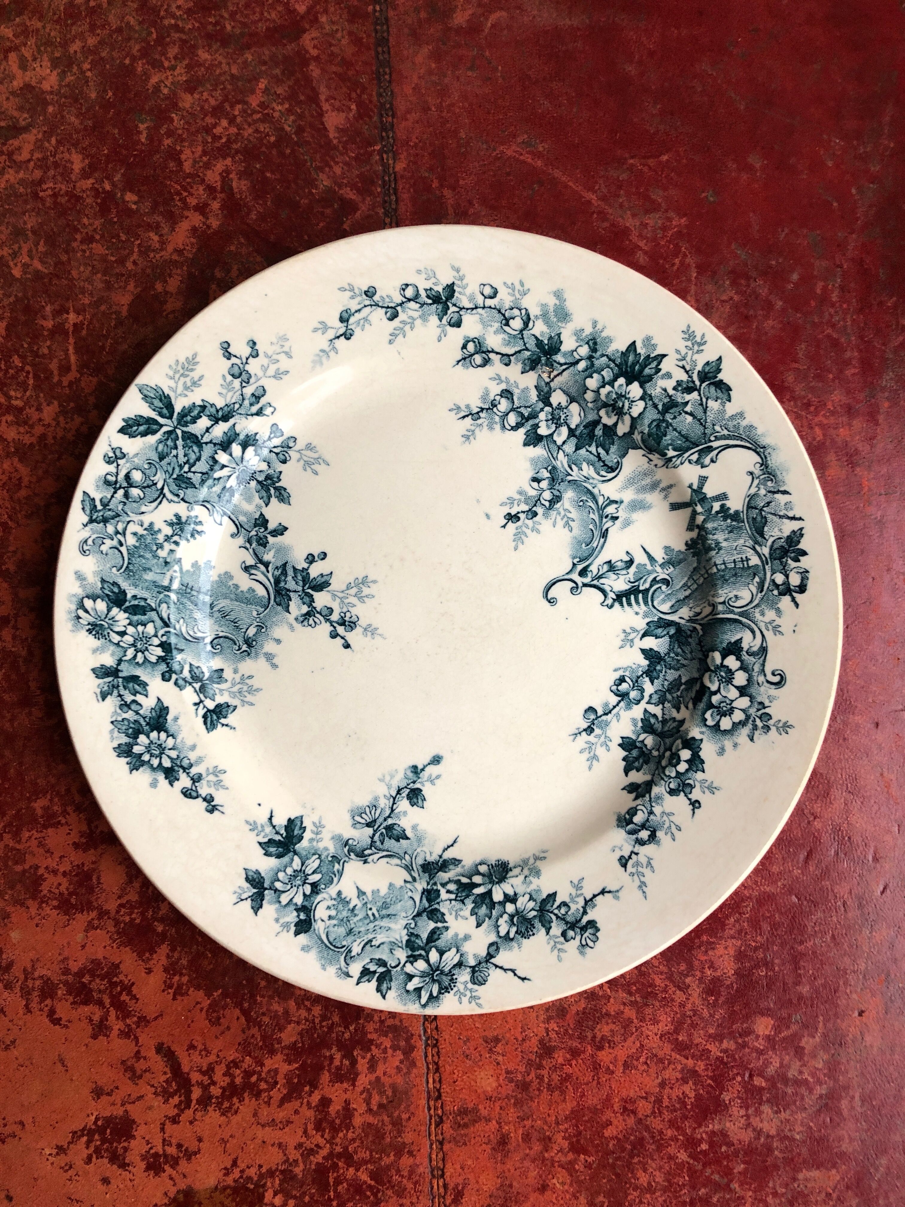 Lot of 3 flat plates in earthenware Choisy the King Iron Earth model Pompadour