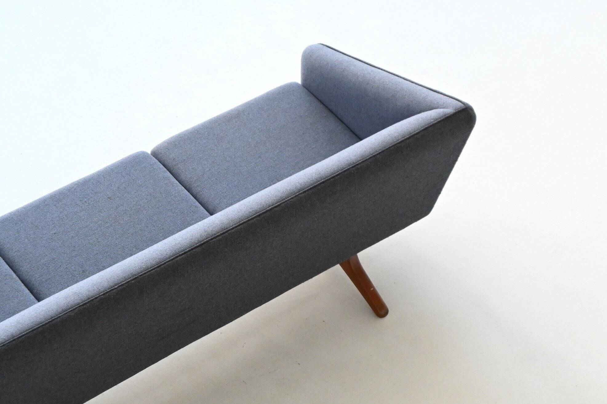 Canapé trois places Illum Wikkelso modèle ML-90 Laursen Danemark 1960