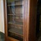 Armoire vitrine en noyer avec tiroir