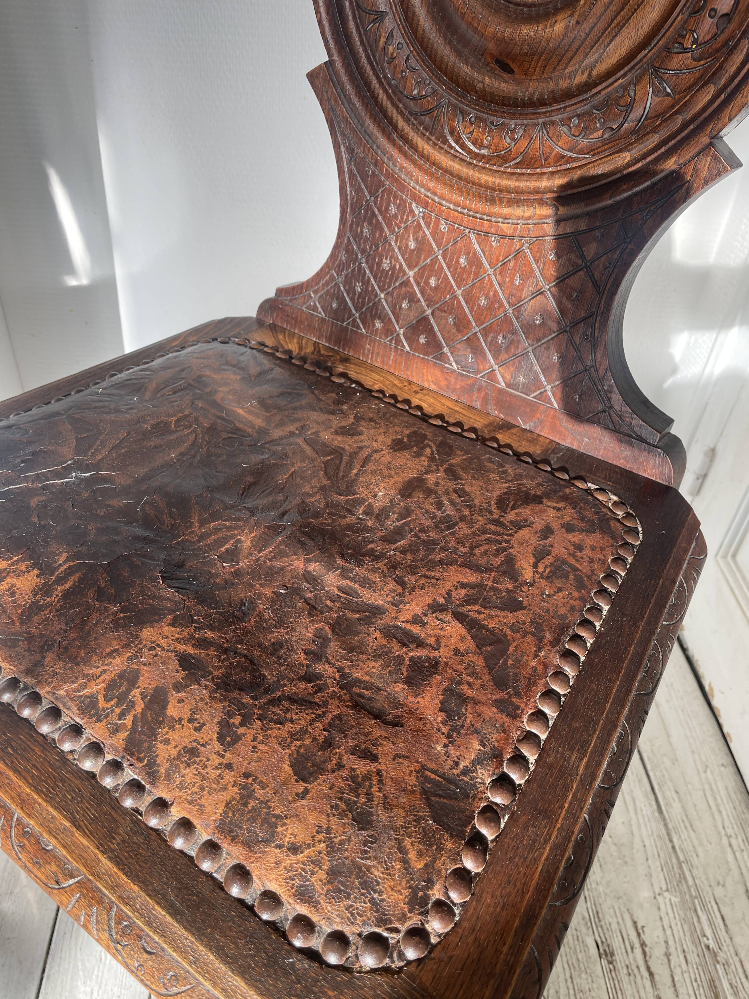 Wooden chair with Breton leather seat