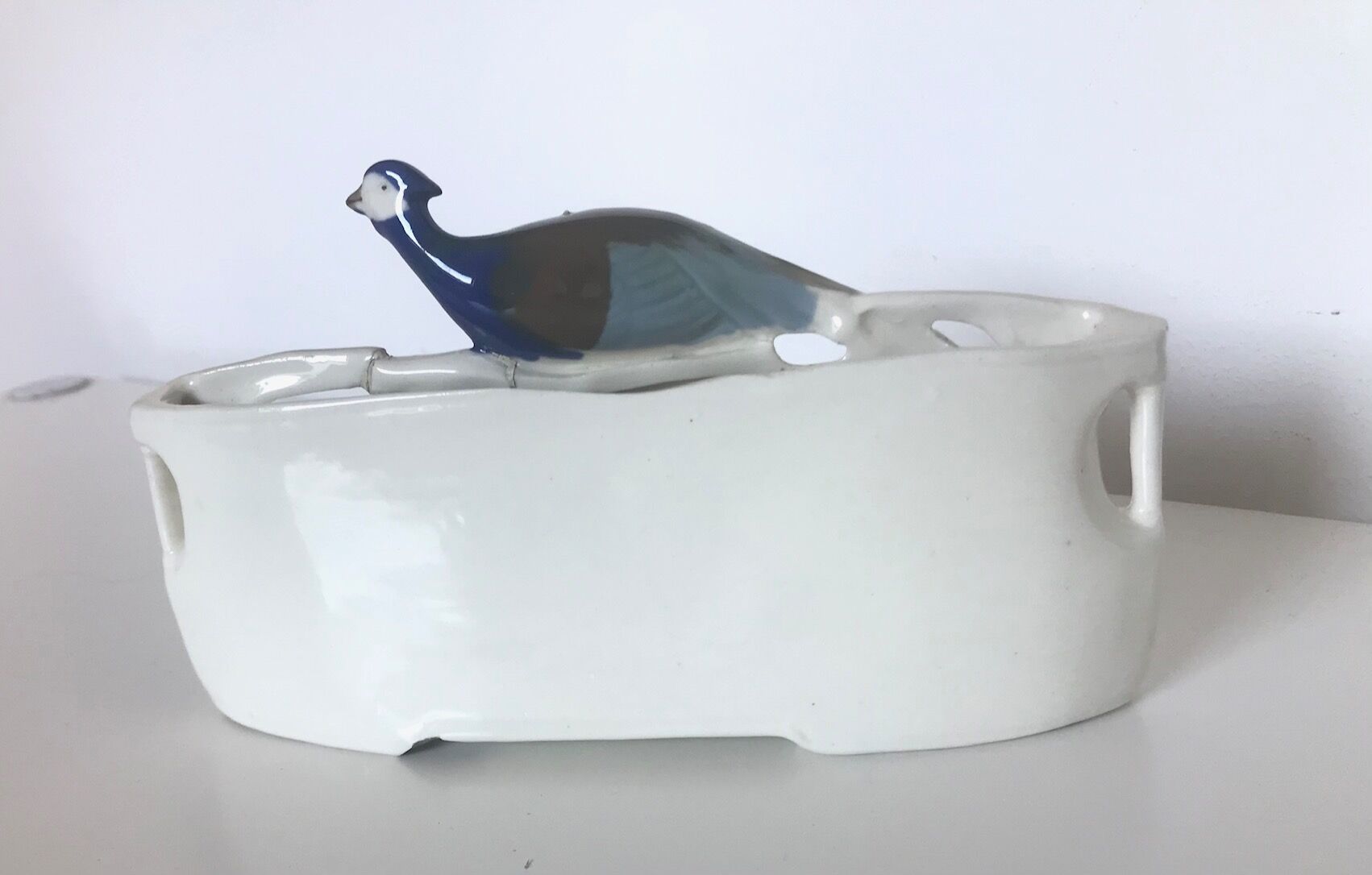 Letter door in earthenware topped with a peacock