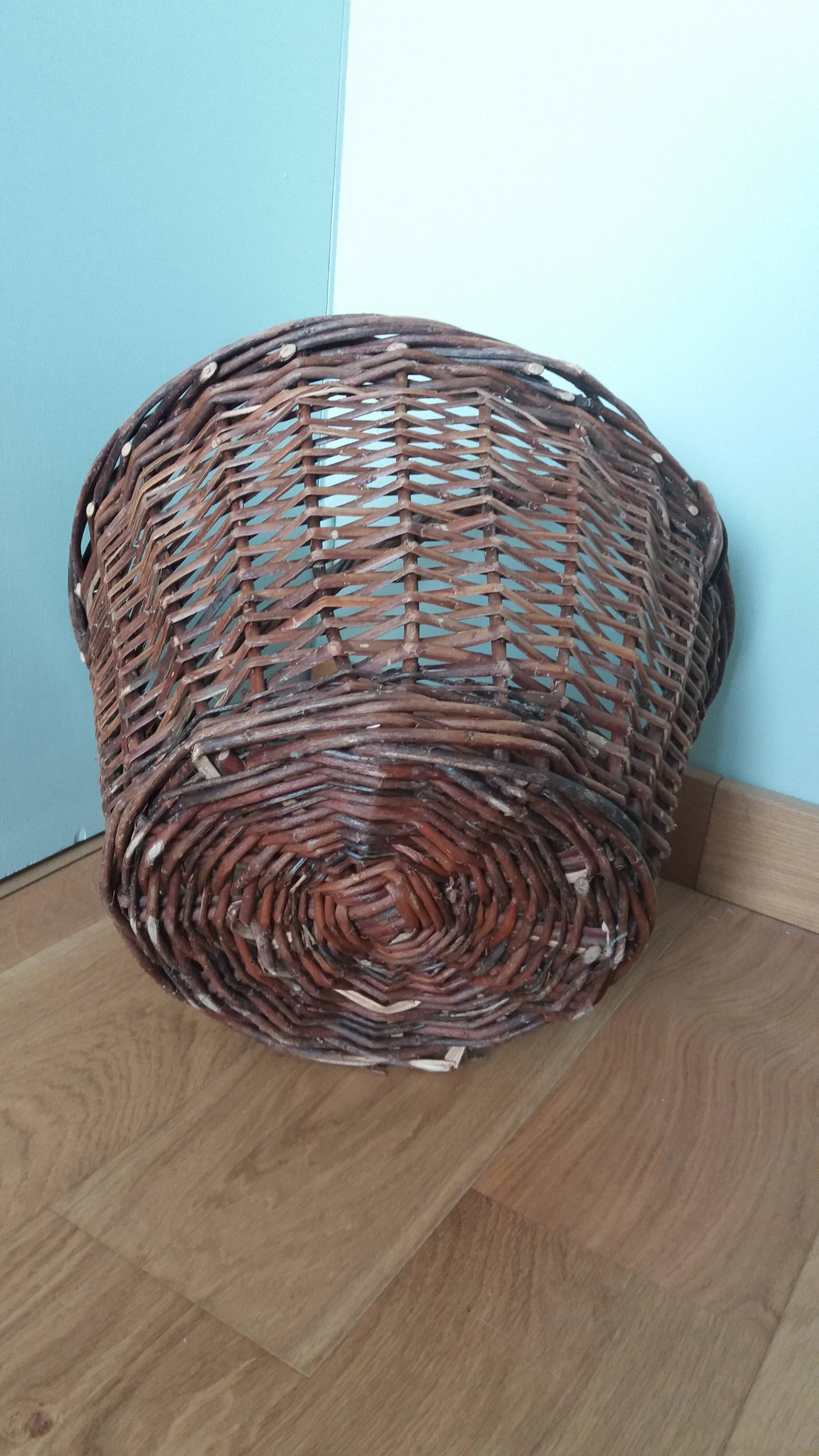 Woven wicker basket with handle