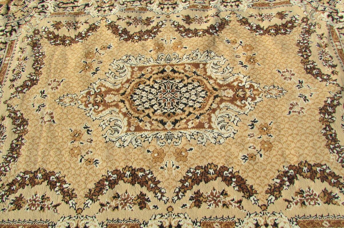 Beige mechanical carpet: 169 x 220 cm