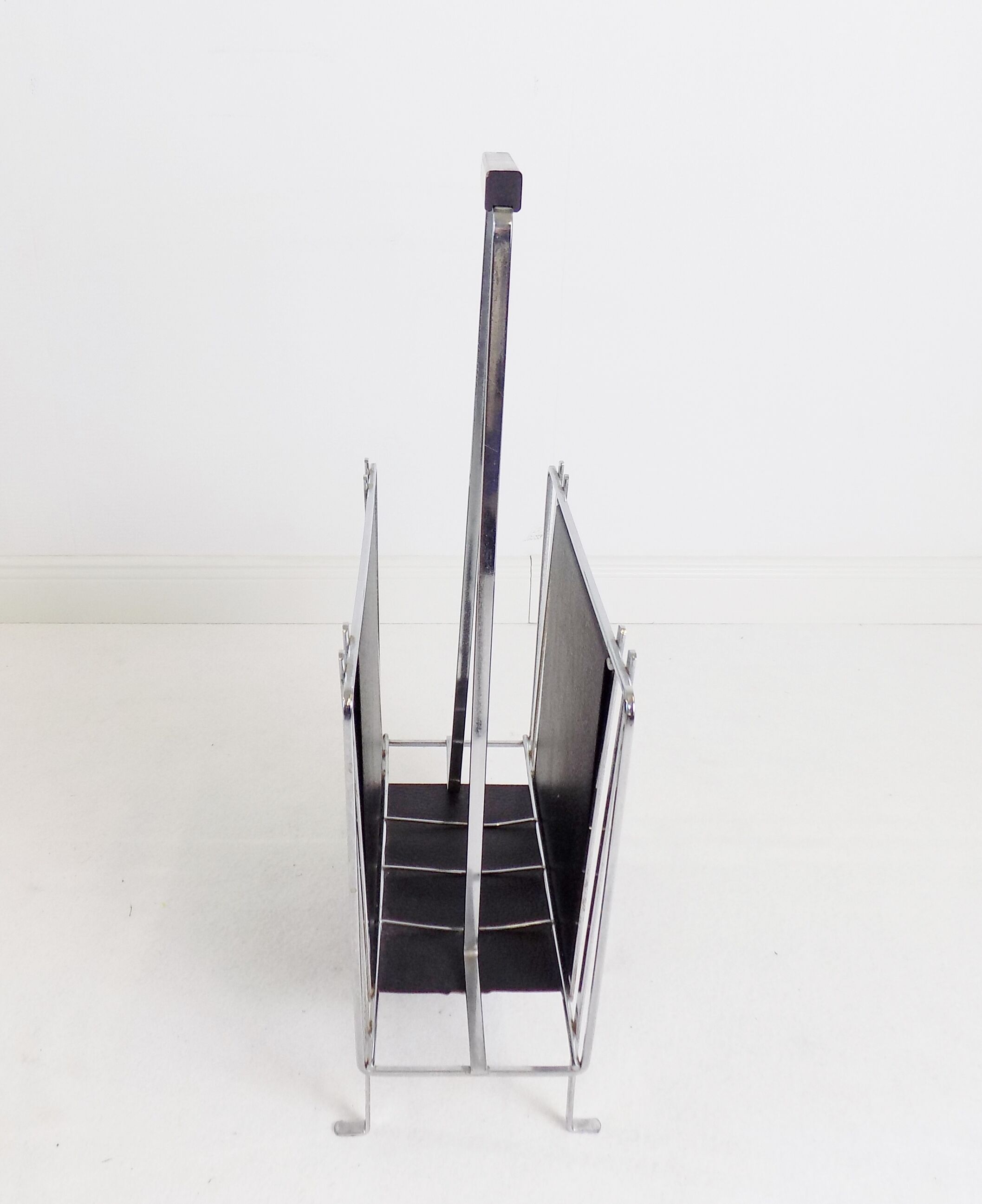 Zeitungsständer aus Chrom und schwarzem Leder