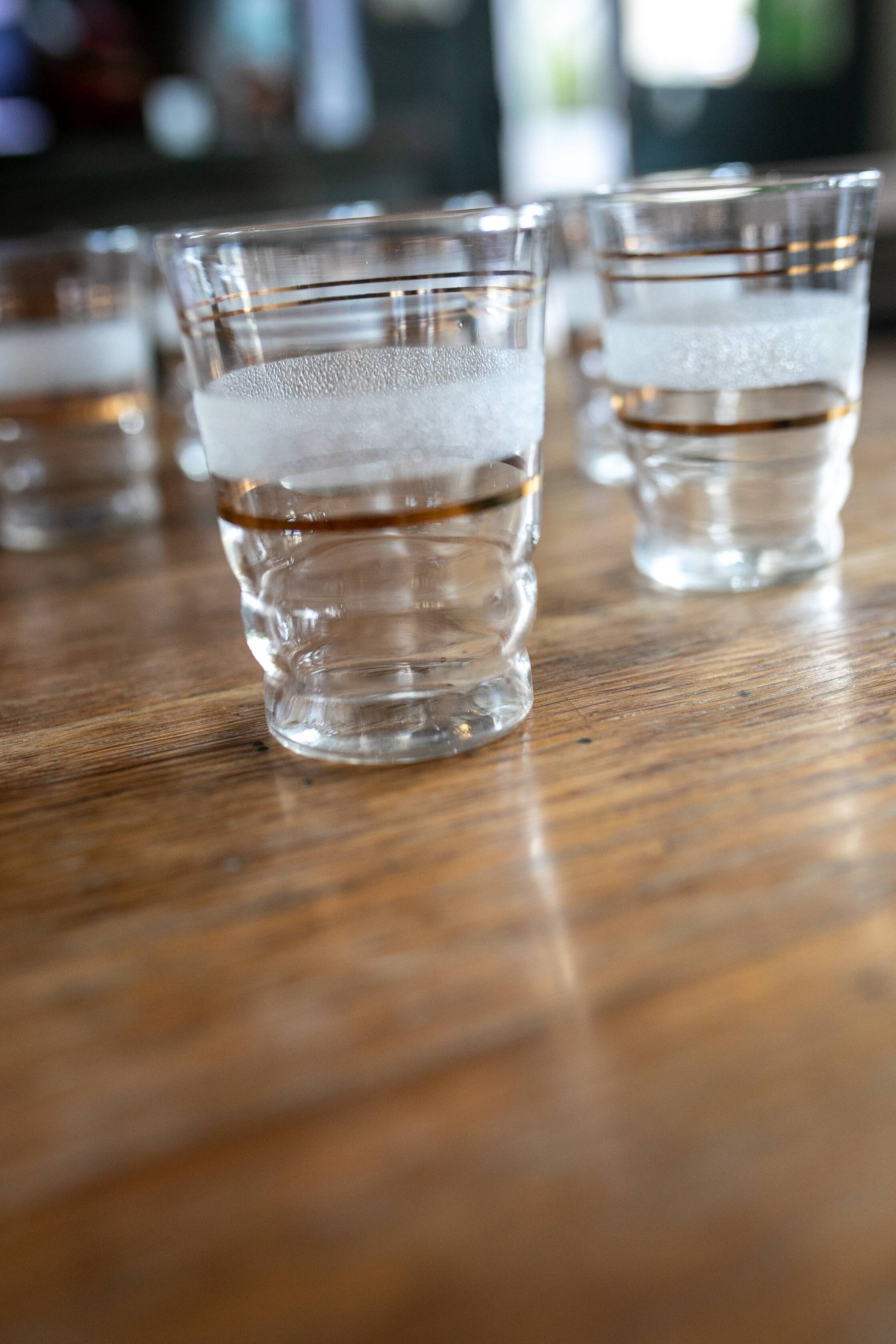 Lot de 8 verres granités blancs