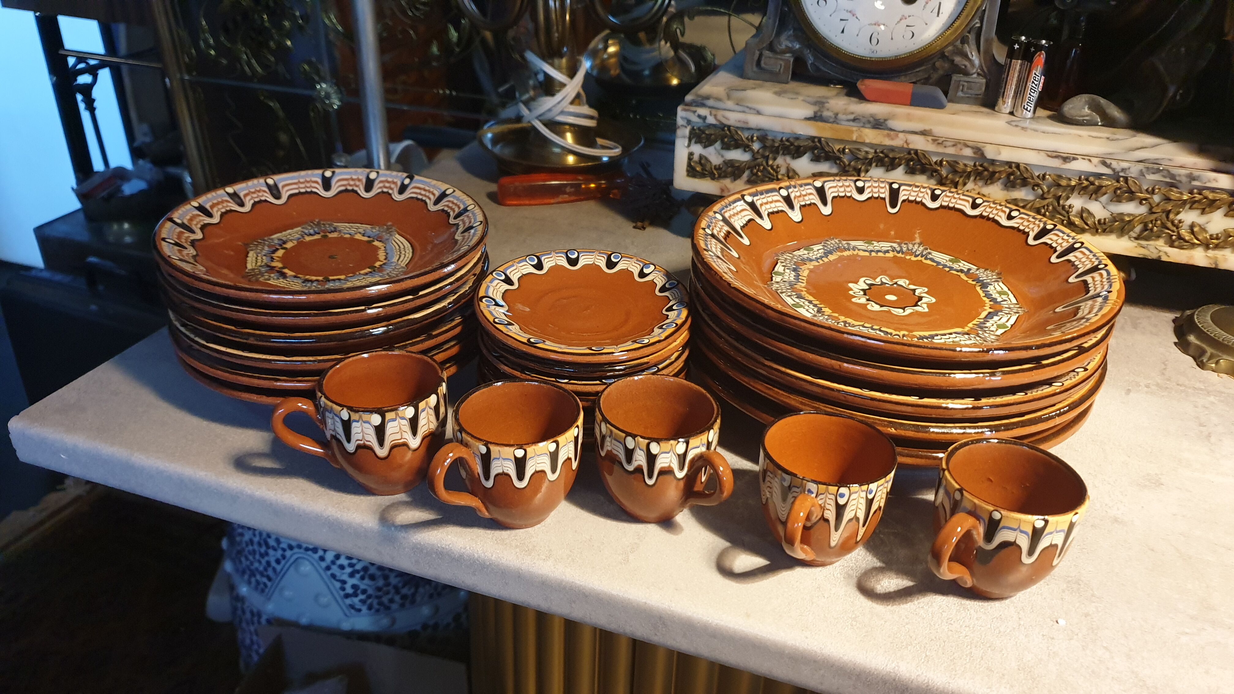 Terracotta service decorated with psychedelic drips