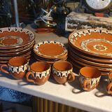 Terracotta service decorated with psychedelic drips