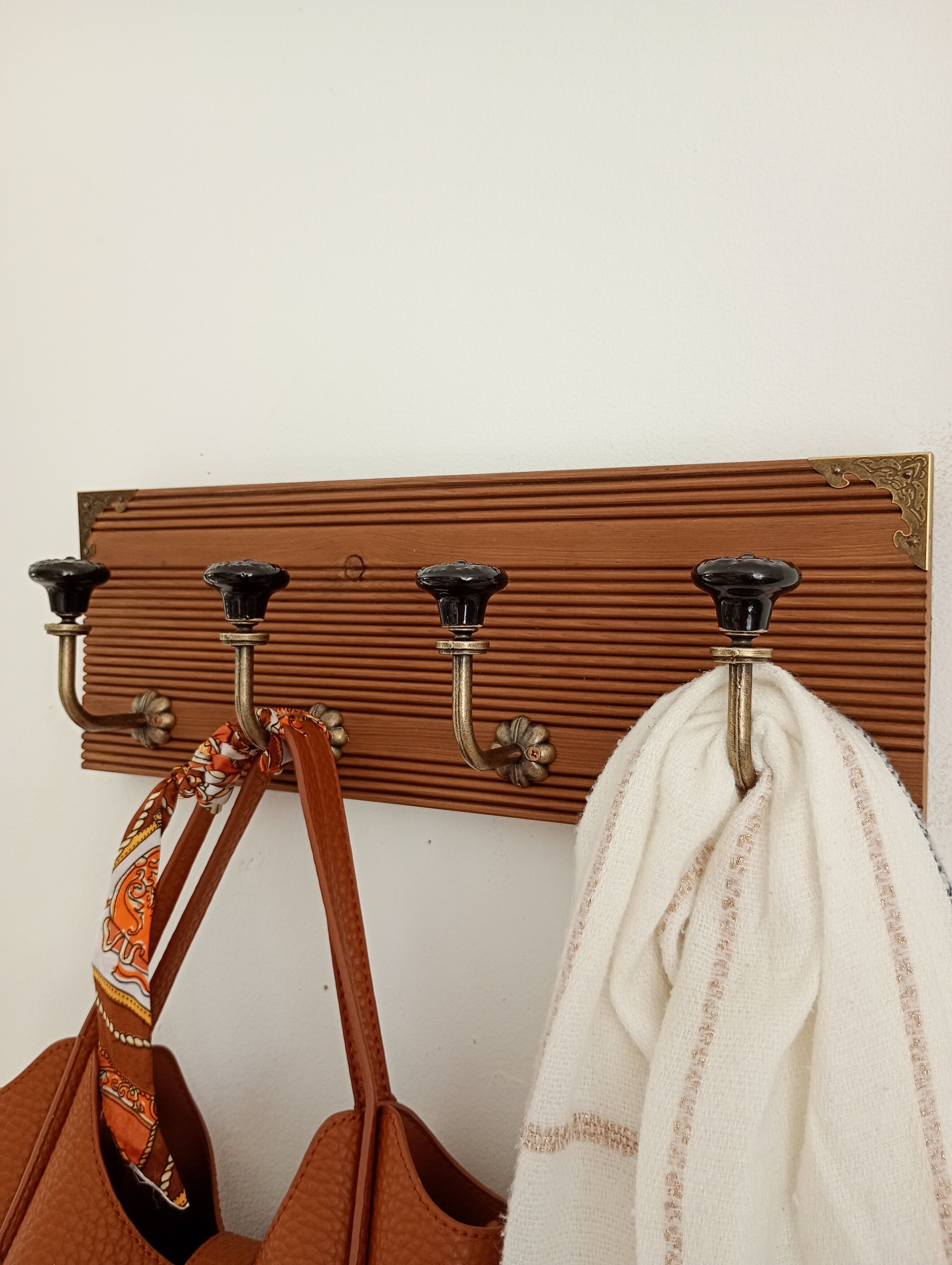 Wall coat rack with 4 hooks – Grooved wood and black ceramic