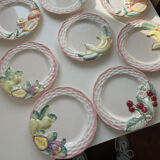 8 assiettes en barbotine